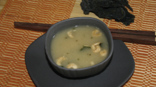 Zuppa di miso con tofu e gamberetti