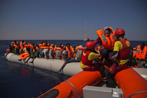 Salvataggio di migranti provenienti dalla Libia diretti verso le coste italiane