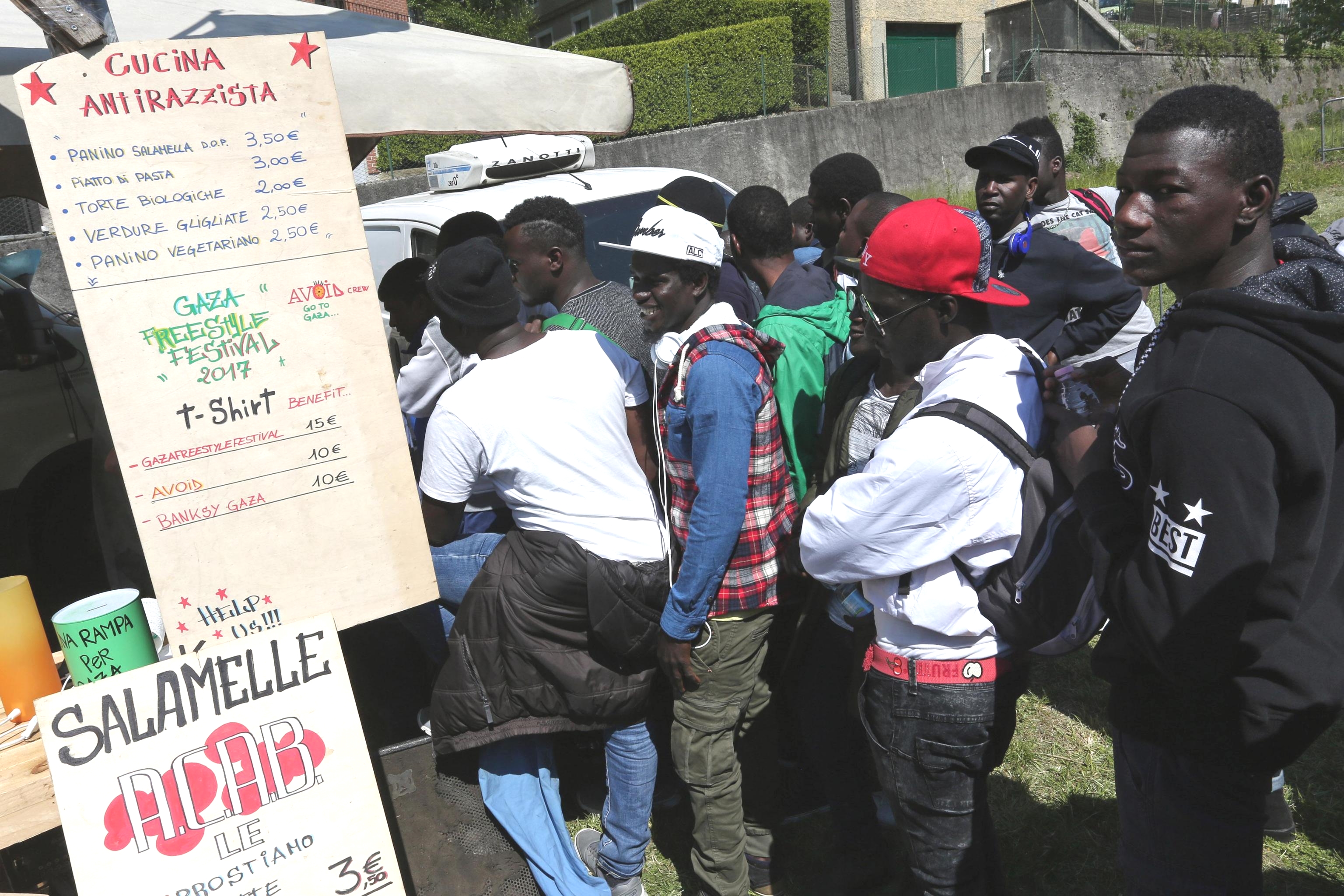 un-momento-del-festival-antirazzista-migrante-e-terrone-organizzato-da-diverse-associazioni-a-pontida