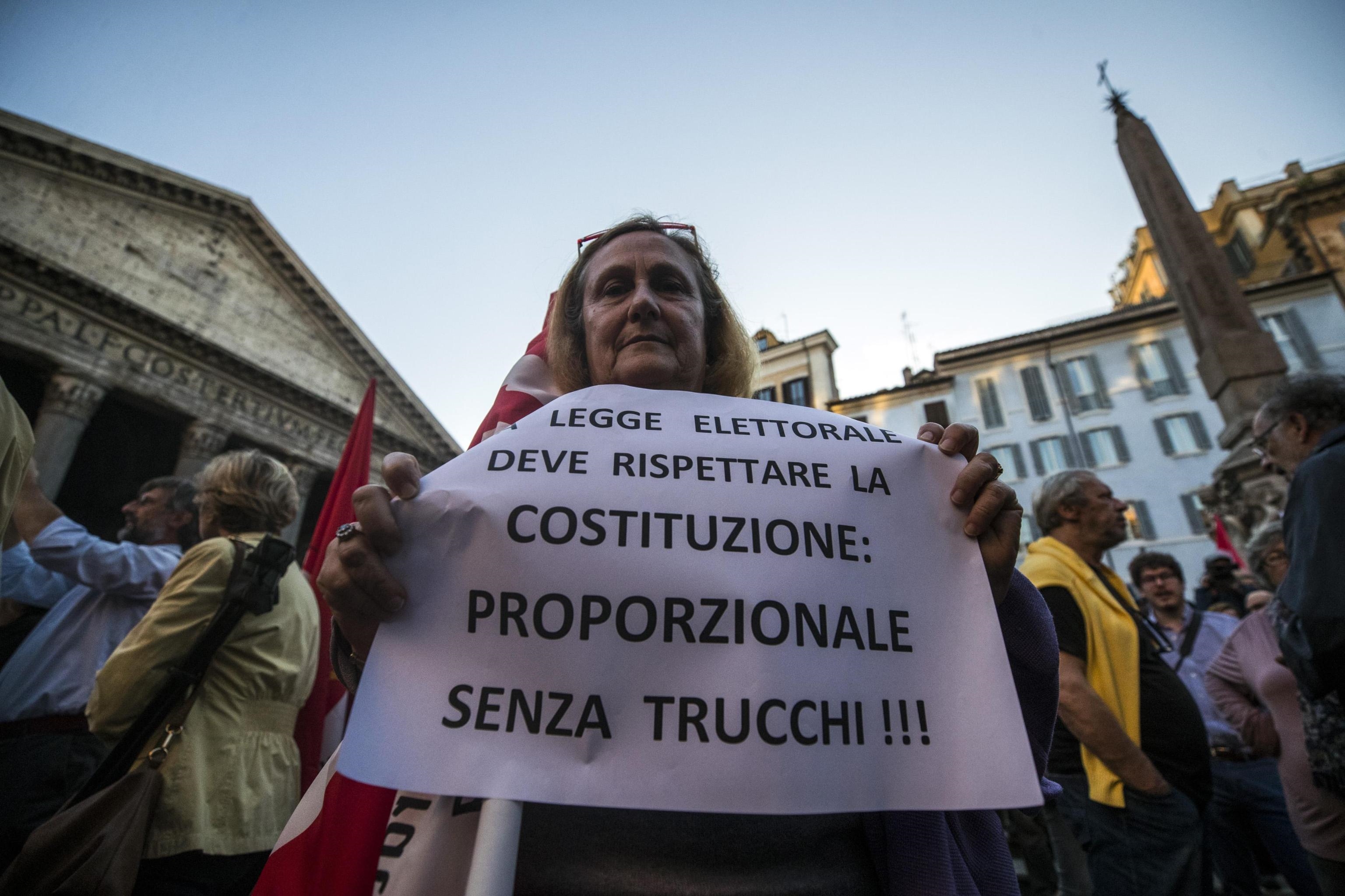 un-momento-del-sit-in-organizzato-dalla-sinistra-contro-la-fiducia-sul-rosatellum-bis-in-piazza-del-pantheon-a-roma-foto-ansa