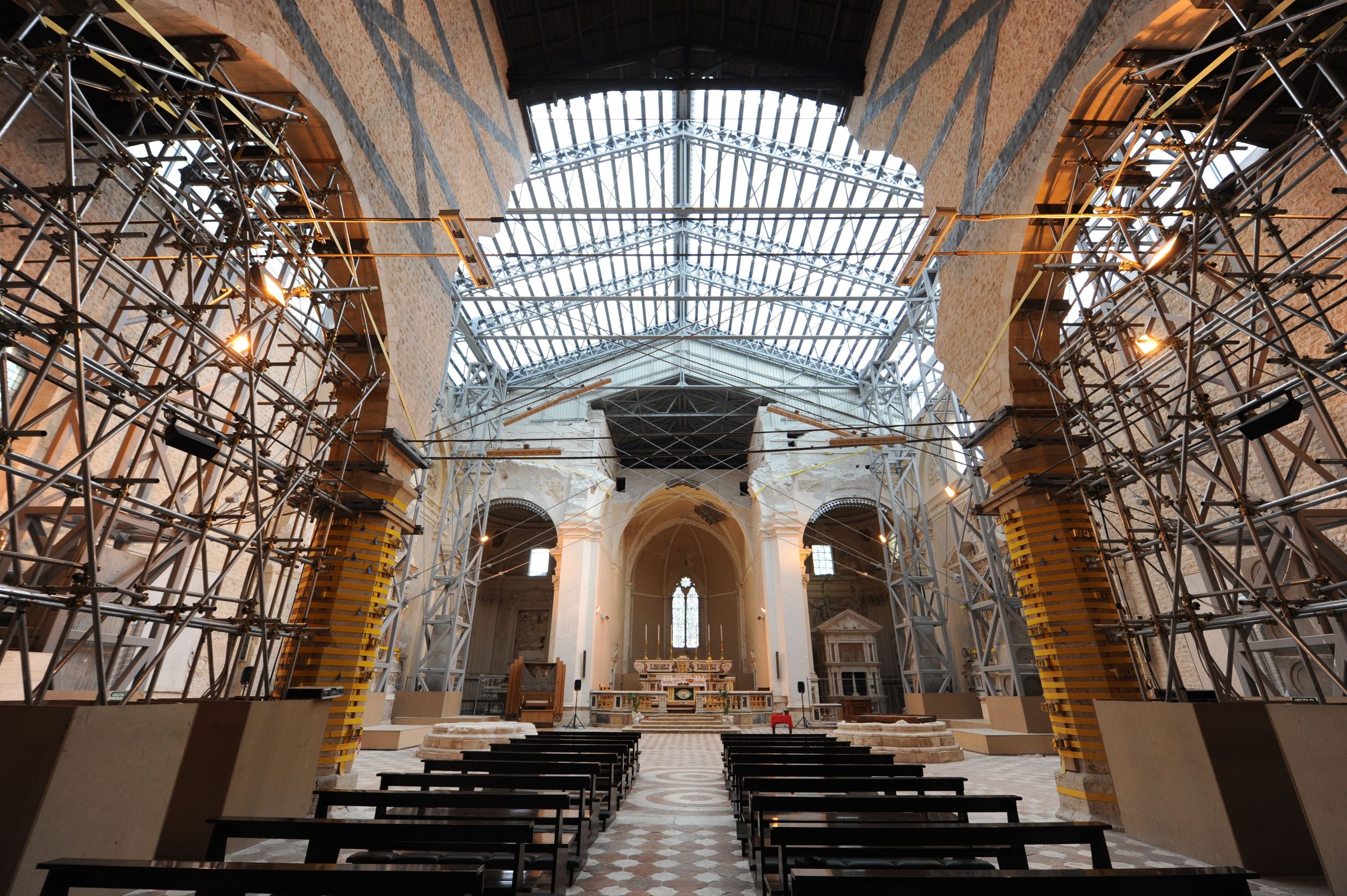 la-basilica-di-collemaggio-a-laquila-danneggiata-dal-terremoto-foto-ansa