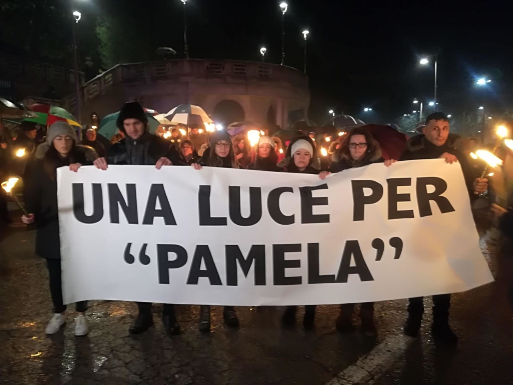 Pamela: fiaccolata a Macerata con la madre