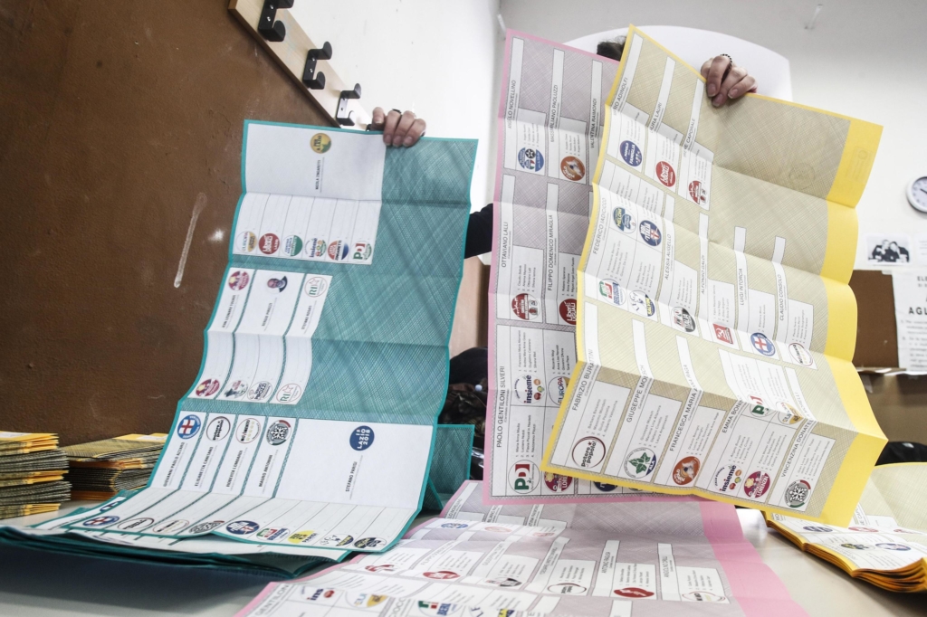Elezioni: lunghe file ai seggi a Roma per votare