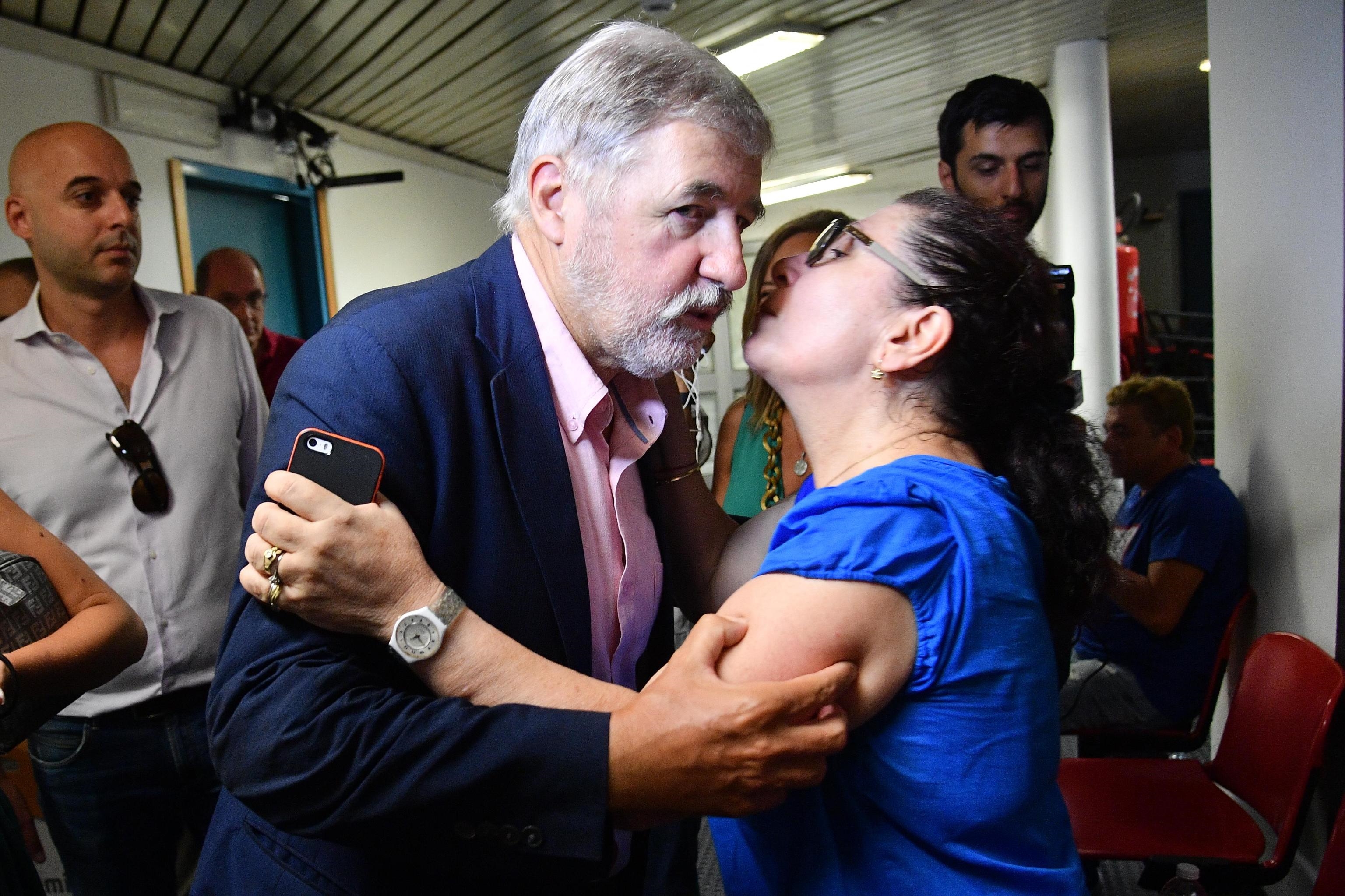 il-sindaco-di-genova-marco-bucci-durante-la-visita-al-centro-sfollati-di-buranello-dove-si-da-assistenza-a-chi-non-puo-rientrare-in-casa-nella-zona-rossa-del-ponte-morandi-foto-ansa