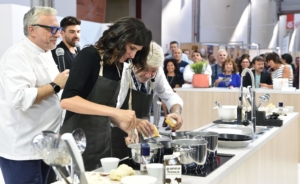 La sindaca di Torino, Chiara Appendino, con il presidente dell'IREN Paolo Peveraro durante una prova ai fornelli a margine dell'inaugurazione di Terra Madre Salone del Gusto, Torino, 20 settembre 2018.