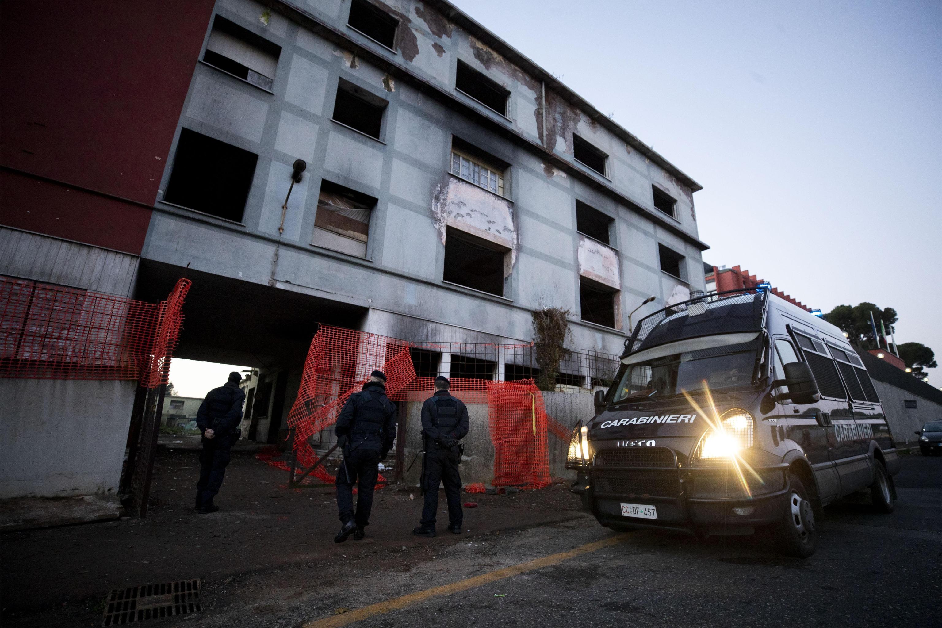 Un momento dello sgombero dell'ex fabbrica di penicillina su via Tiburtina a Roma, 10 dicembre 2018. ANSA/PERI - PERCOSSI