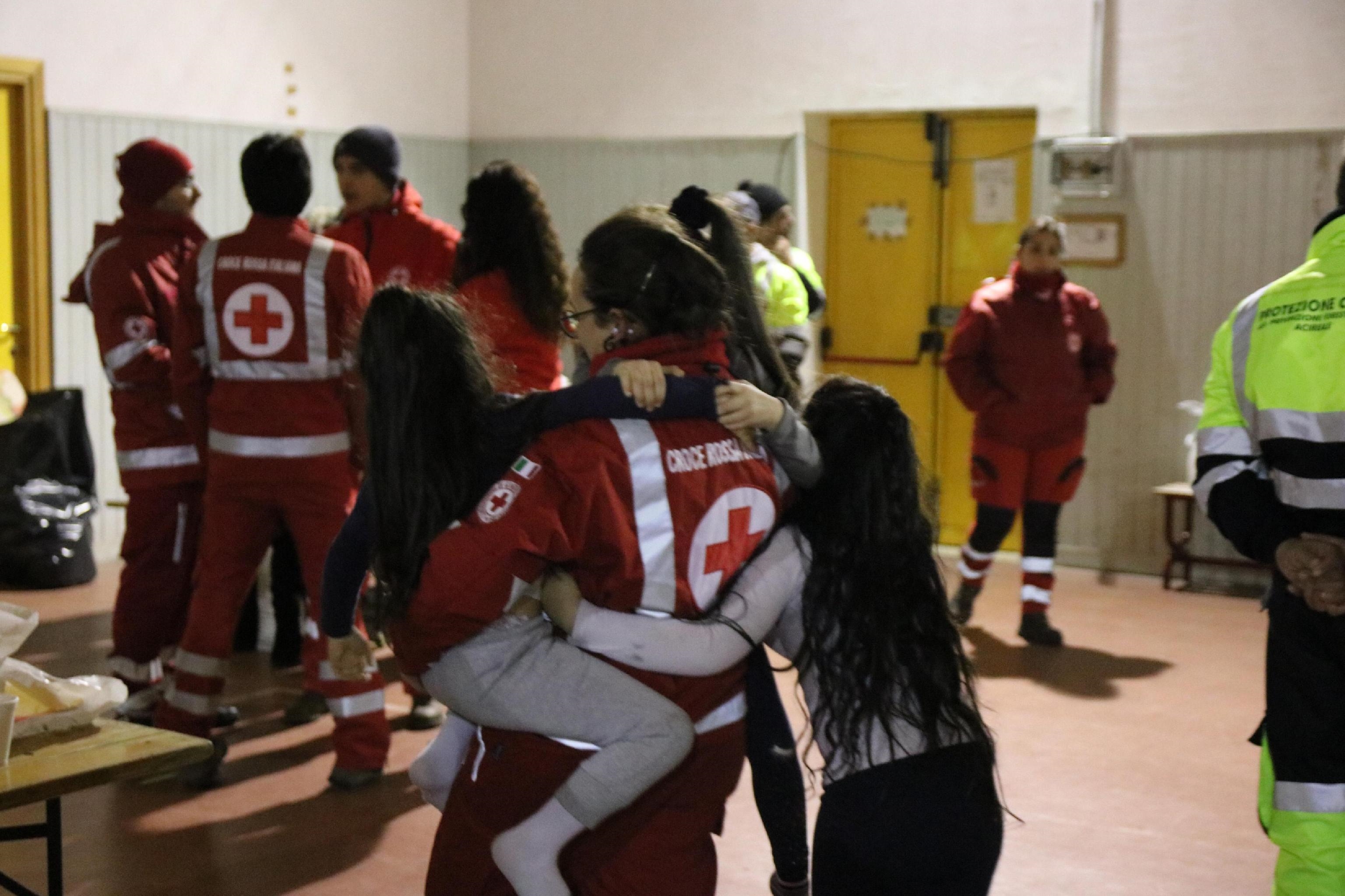 ci-sono-anche-bambini-tra-gli-sfollati-accolti-ad-acireale-dopo-il-terremoto-provocato-dalletna-foto-ansa
