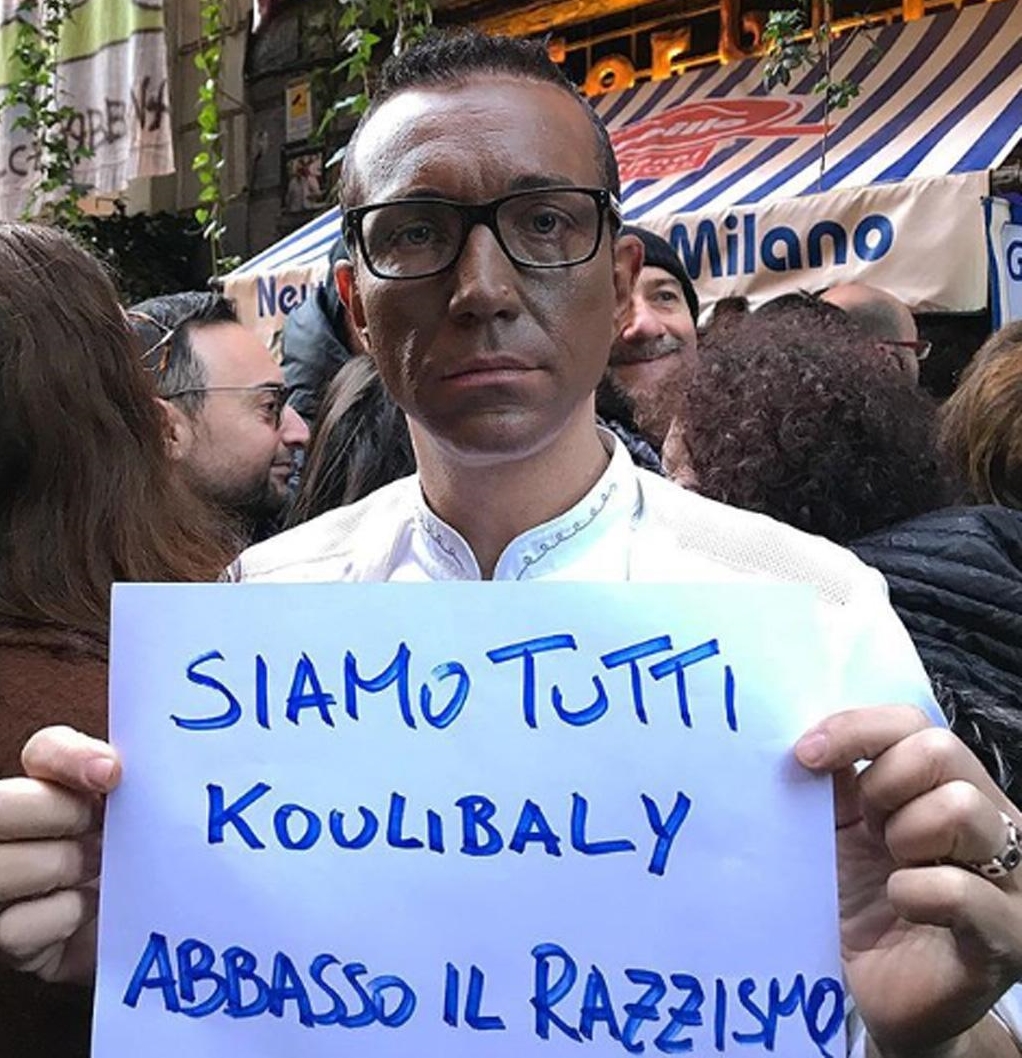 il-pizzaiolo-sorbillo-mostra-il-cartello-di-solidarieta-a-koulibaly-dopo-i-cori-razzisti-di-milano-foto-ansa