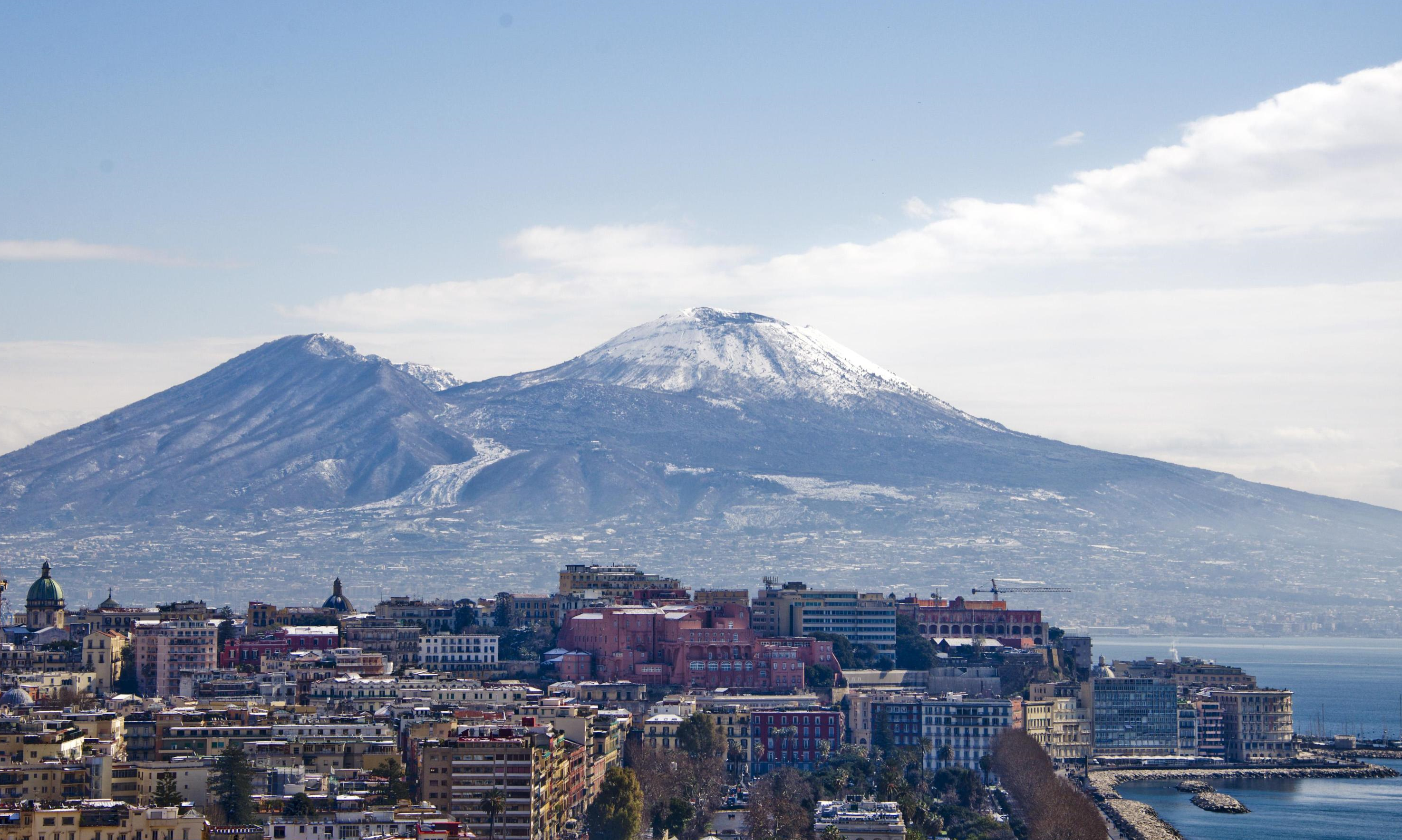 napoli-col-vesuvio-e-il-monte-somma-imbiancati-foto-ansa