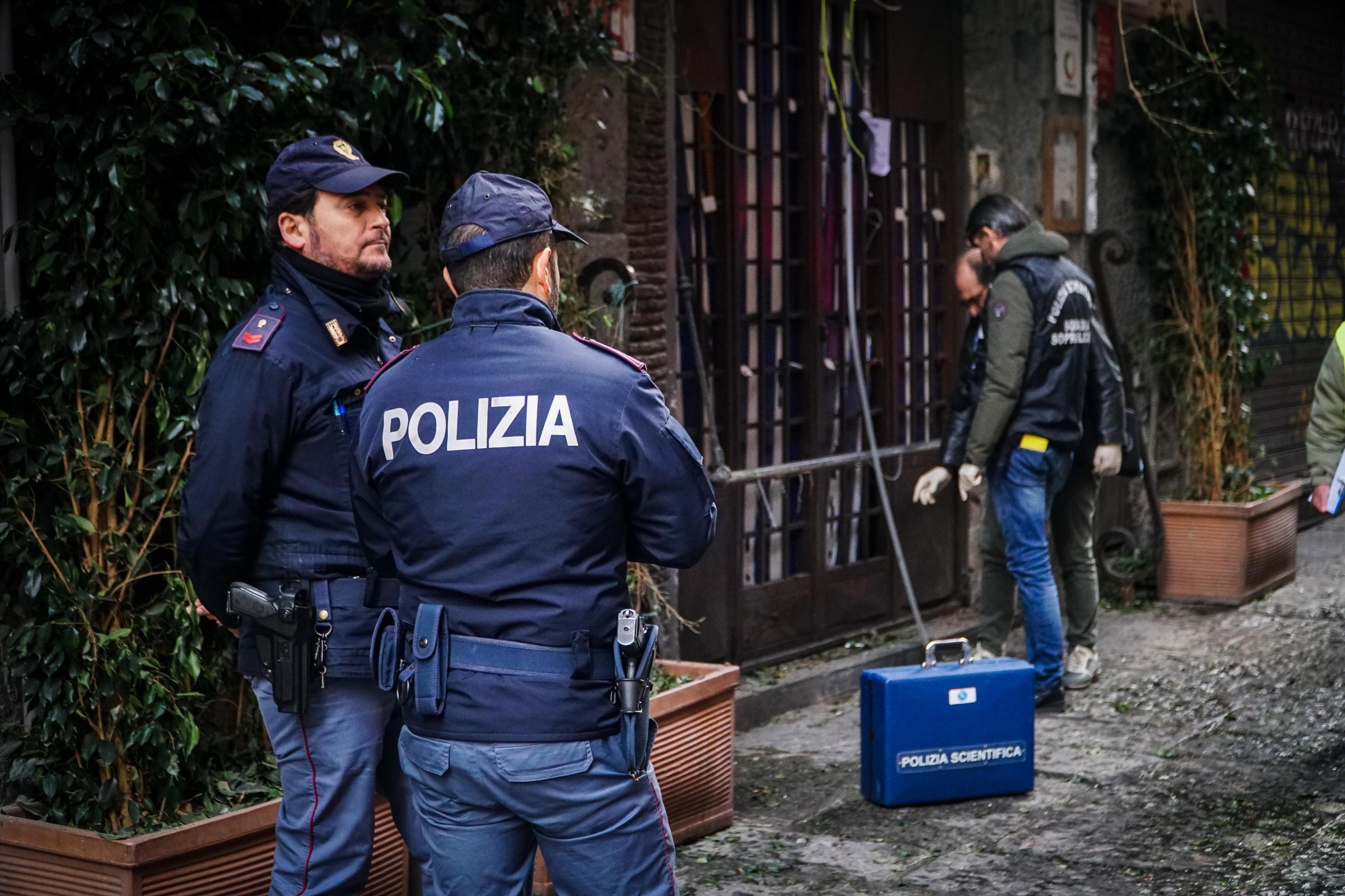 rilievi-della-polizia-scientifica-allesterno-della-pizzeria-sorbillo-nel-centro-storico-di-napoli-dove-e-stata-fatta-esplodere-una-bomba-foto-ansa