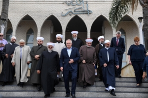 Il primo ministro australiano Scott Morrison visita la moschea Lakemba con i leader della comunità islamica.