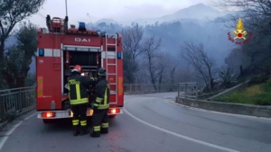 Incendio a Genova, sfollati, scuole e A10 chiuse
