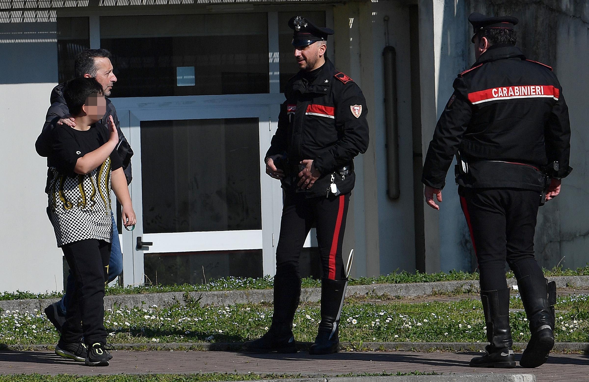 uno-dei-ragazzini-salvati-dallo-scuolabus-dirottato-ringrazia-i-carabinieri-foto-ansa
