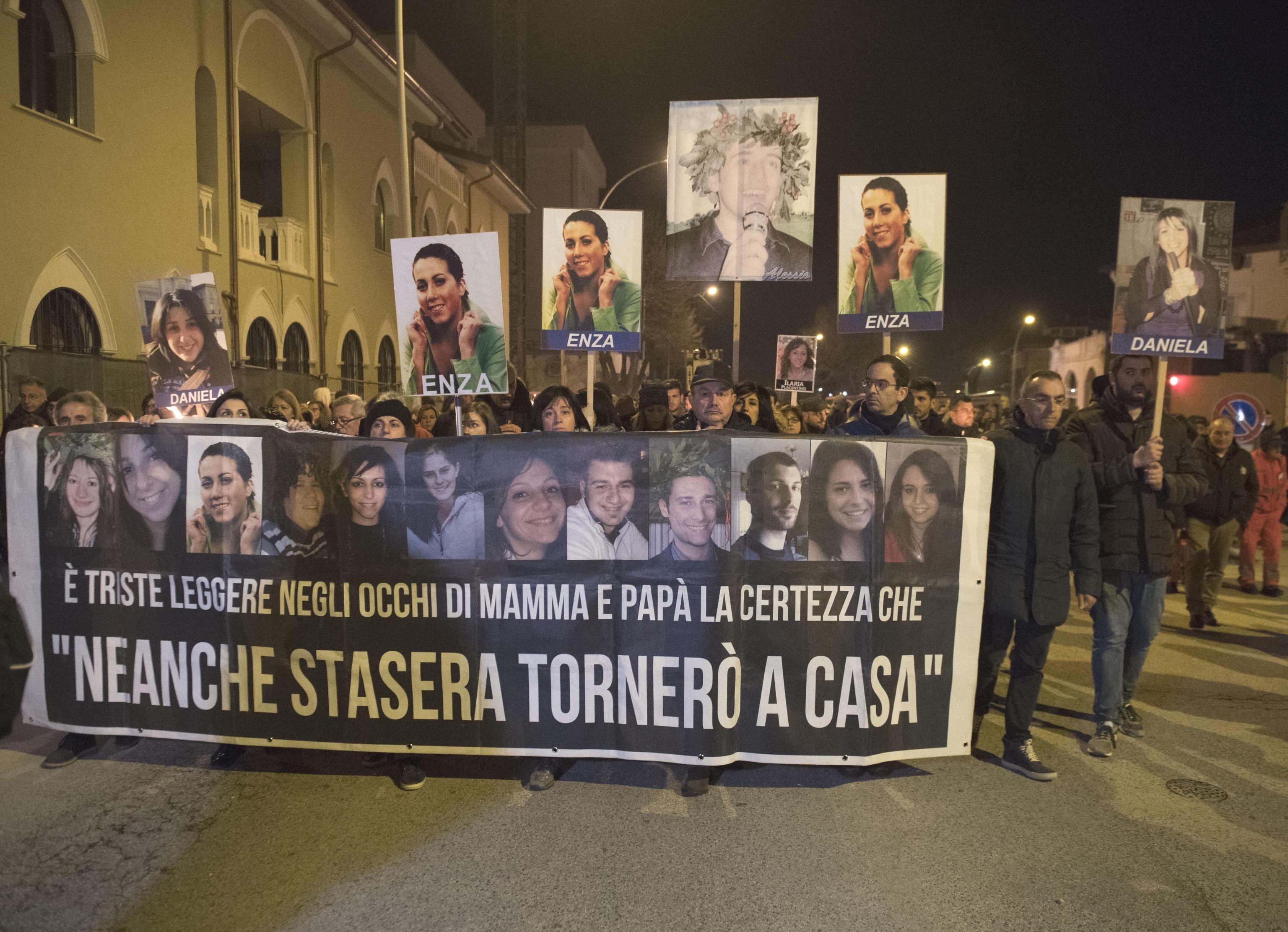 manifestazione-per-i-dieci-anni-dal-terremoto-dellaquila-foto-ansa