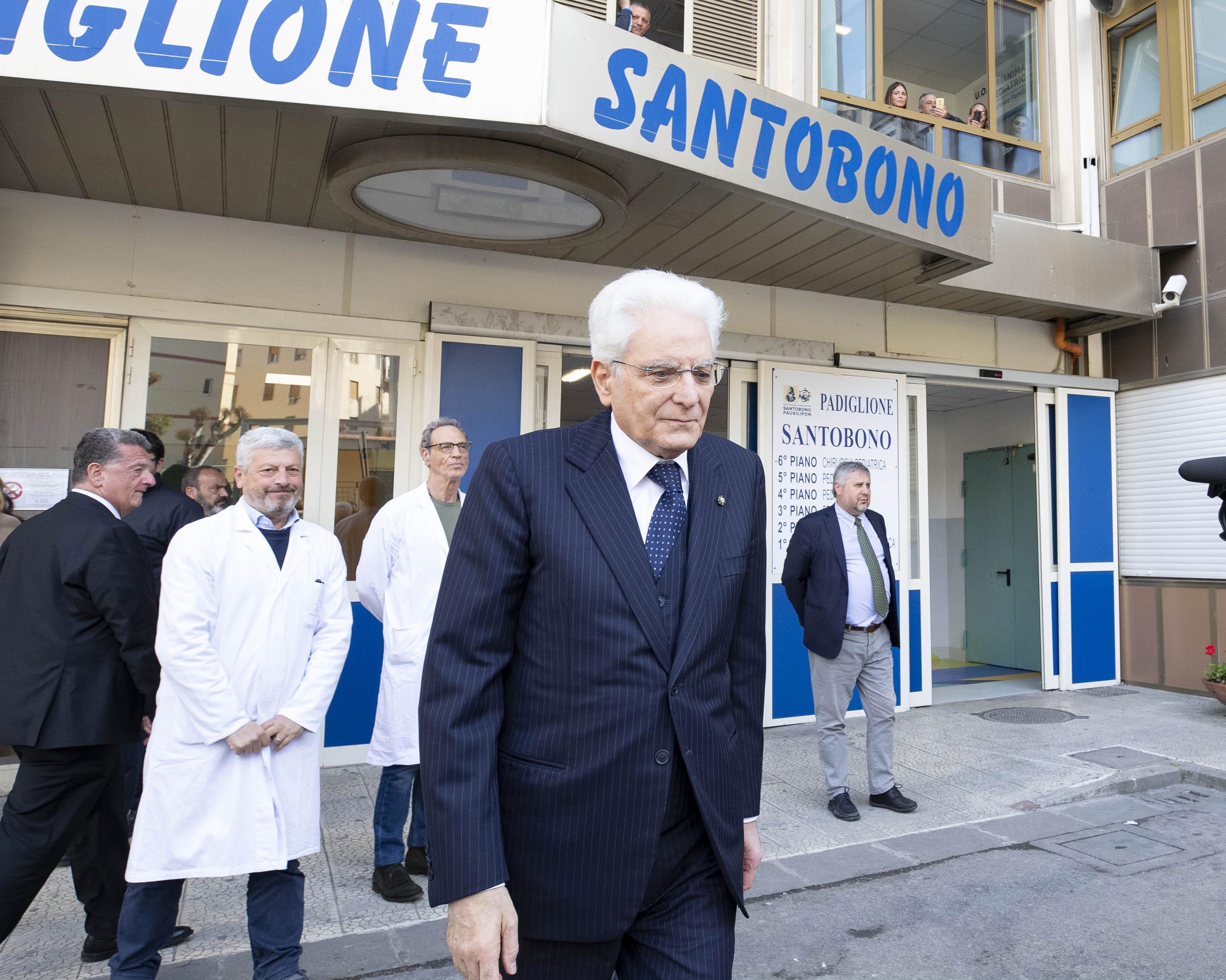il-presidente-della-repubblica-sergio-mattarella-a-napoli-allospedale-santobono-in-visita-alla-piccola-noemi-foto-ansa