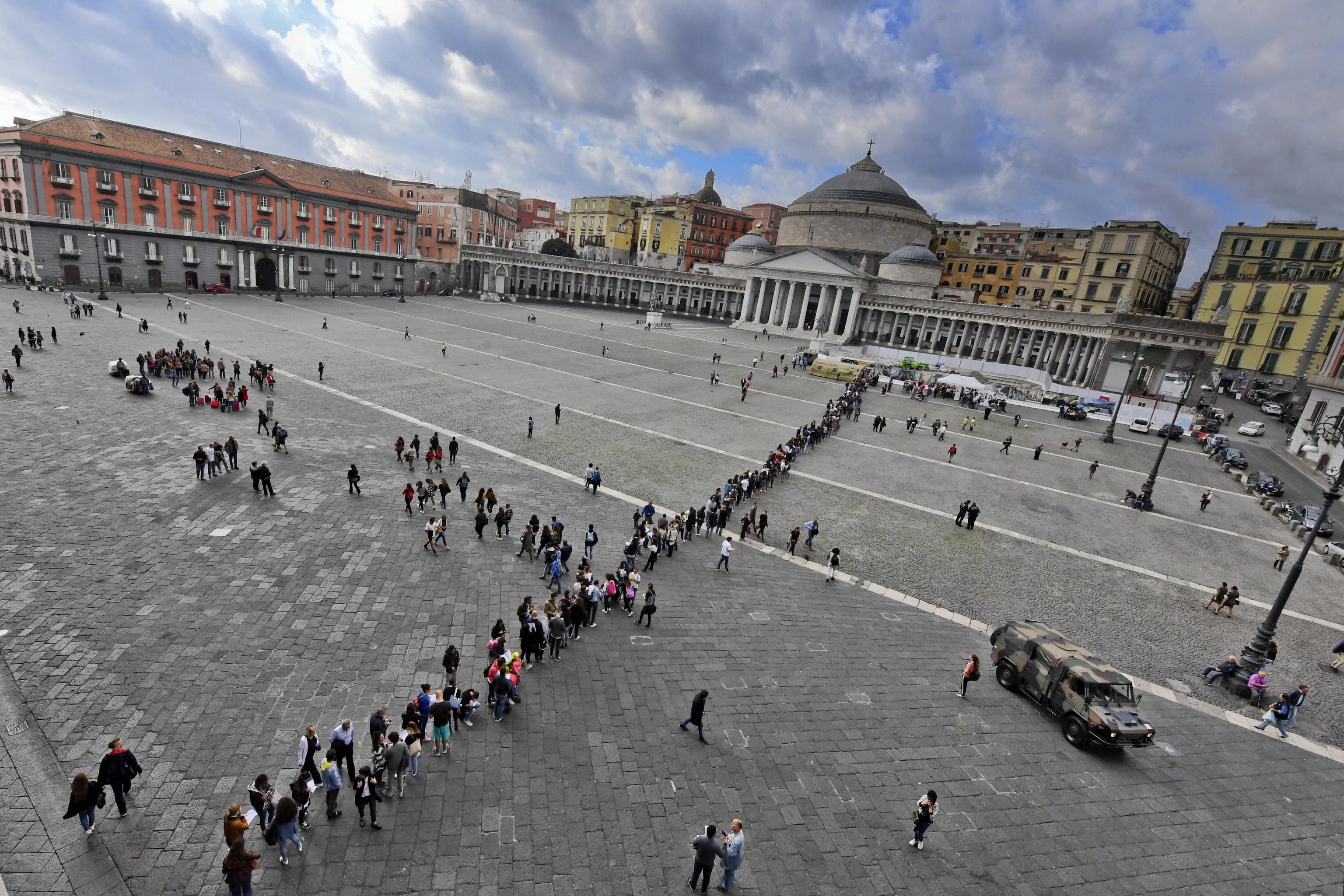 la-lunga-fila-in-piazza-del-plebiscito-dove-i-napoletani-hanno-risposto-in-massa-allappello-della-famiglia-di-alessandro-maria-montresor-il-piccolo-alex-foto-ansa