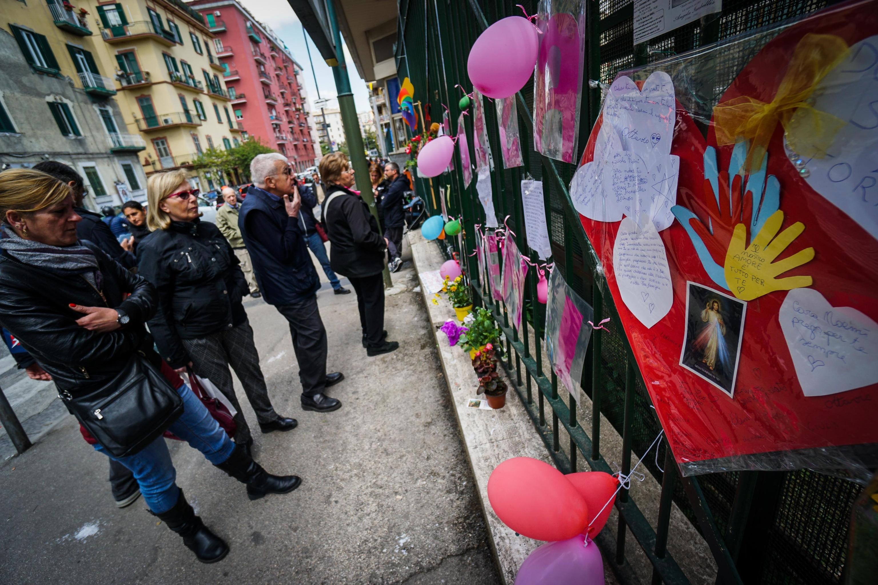 messaggi-per-la-piccola-noemi-la-bambina-ferita-durante-un-raid-di-camorra-a-napoli-foto-ansa