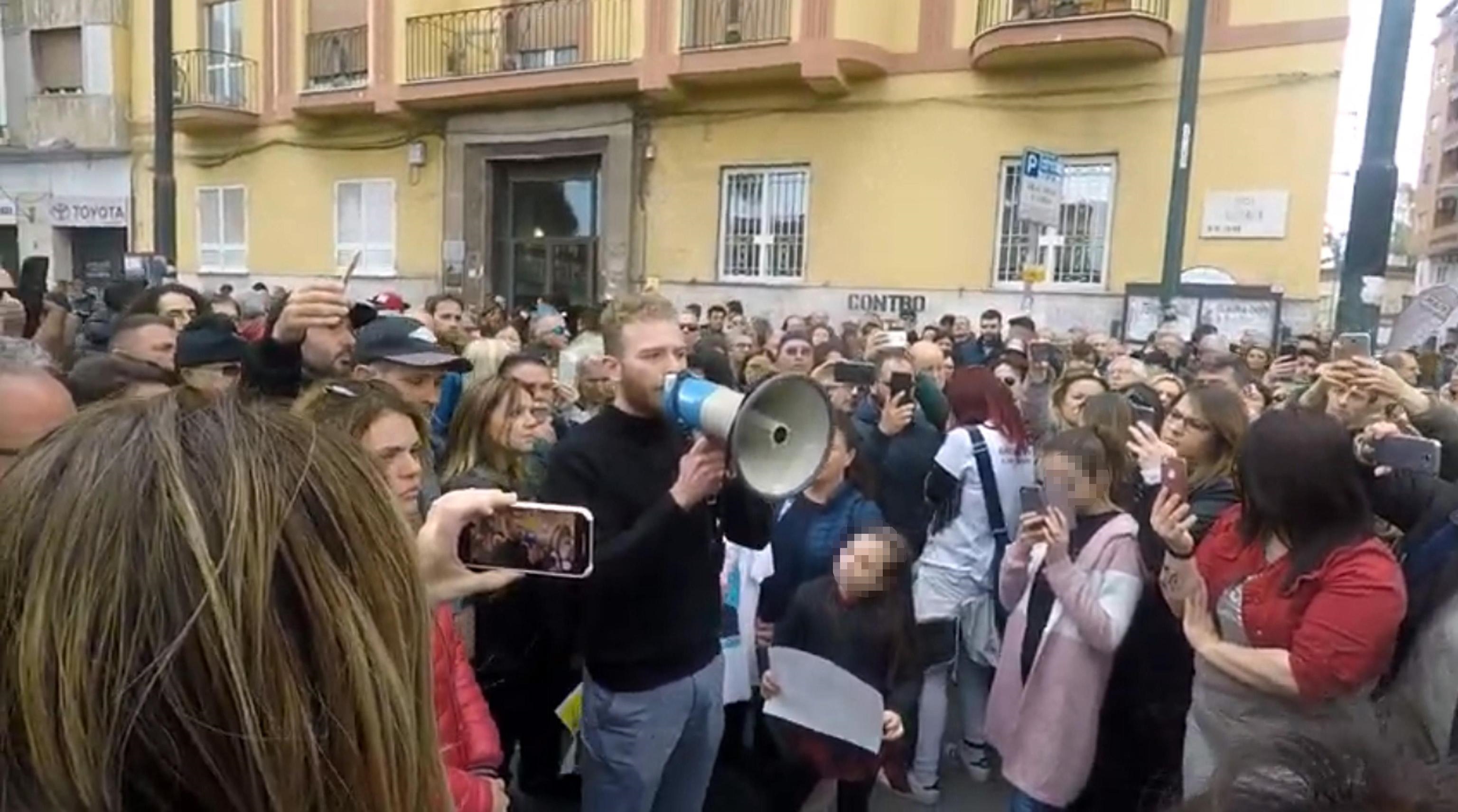 un-fermo-immagine-tratto-da-youtube-mostra-antonio-piccirillo-figlio-di-un-boss-della-camorra-durante-il-corteo-contro-la-violenza-dopo-il-ferimento-di-noemi-foto-ansa