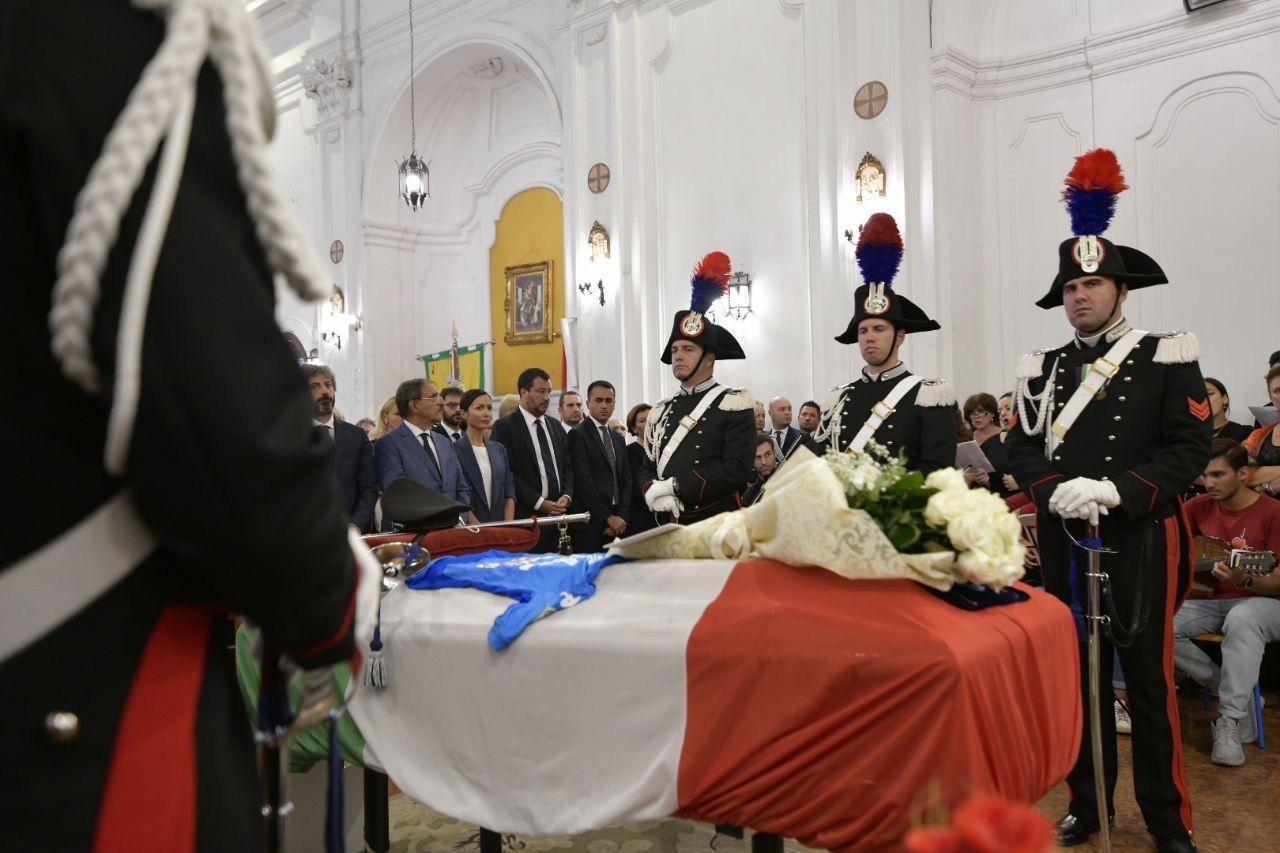 i-funerali-di-mario-cerciello-rega-il-carabiniere-ucciso-a-roma-nella-chiesa-di-santa-maria-del-pozzo-a-somma-vesuviana-foto-ansa
