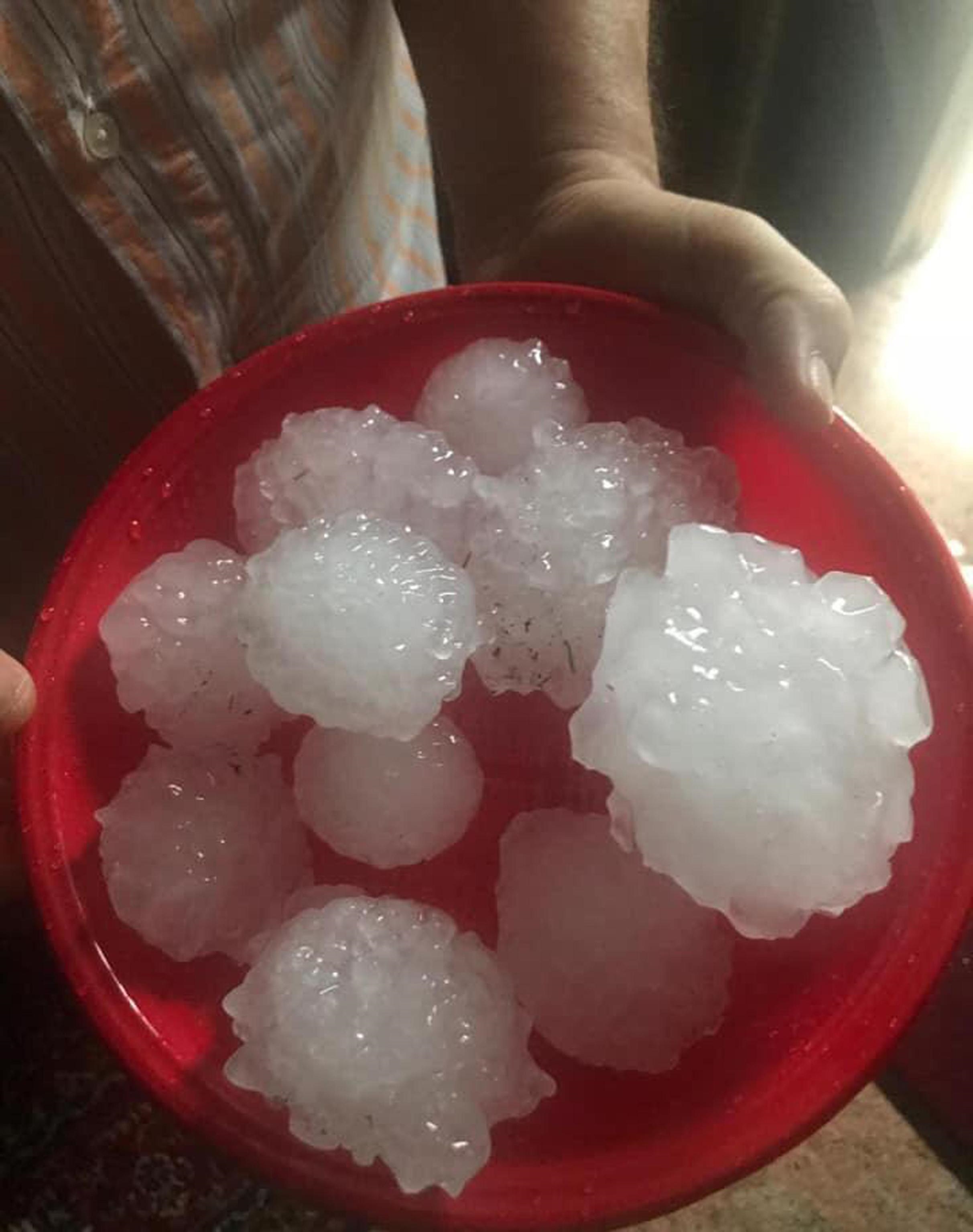 la-grandine-caduta-sulla-costa-abruzzese-foto-ansa