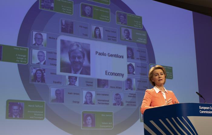 Von der Leyen, è un onore succedere a Juncker