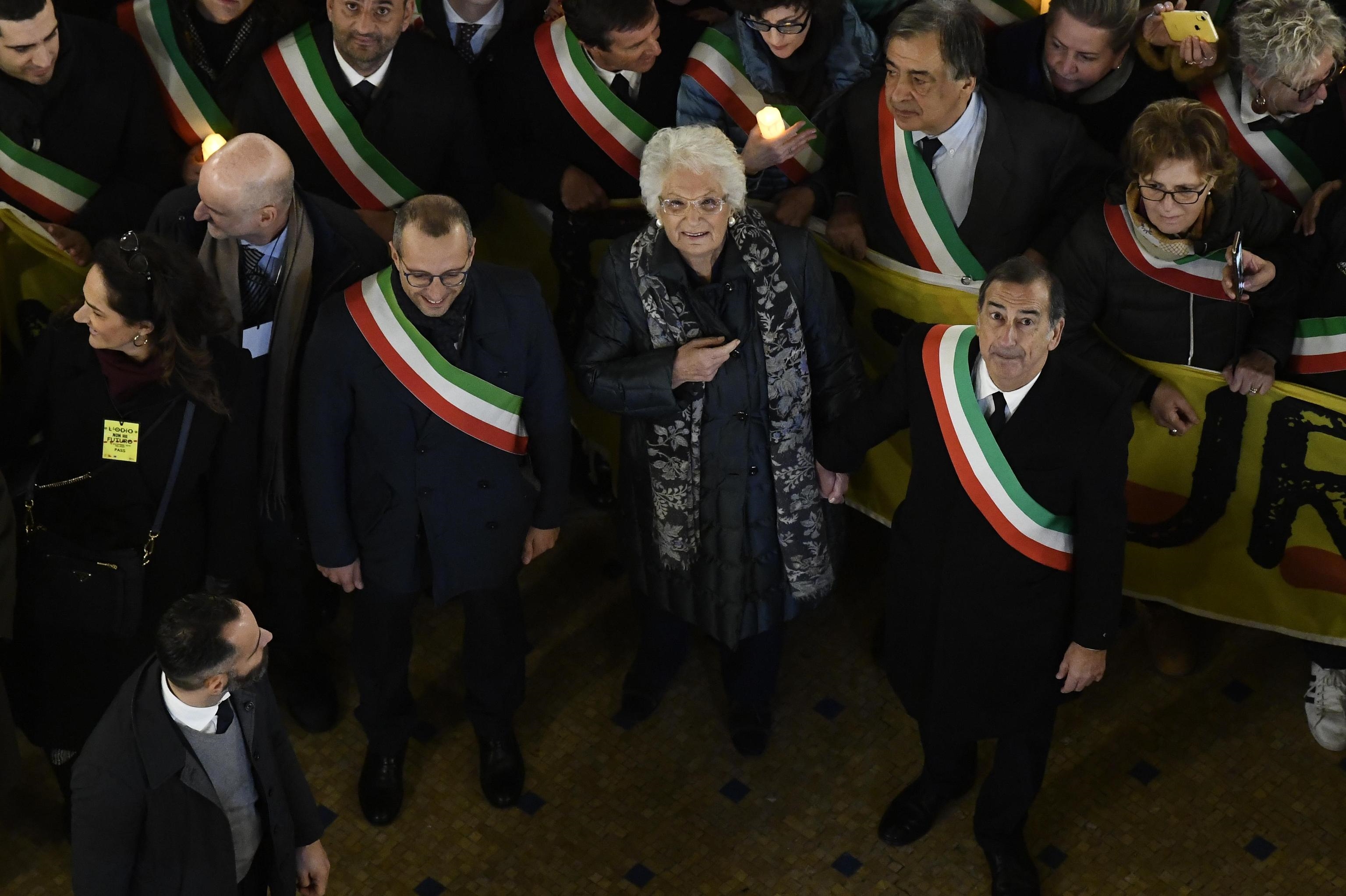 liliana-segre-circondata-dai-sindaci-italiani-a-milano-foto-ansa