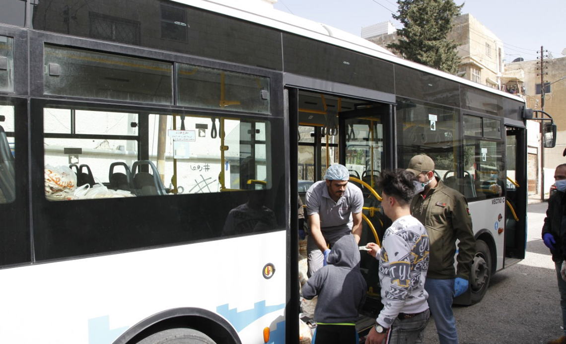autobus-che-distribuisce-pane-in-giordania