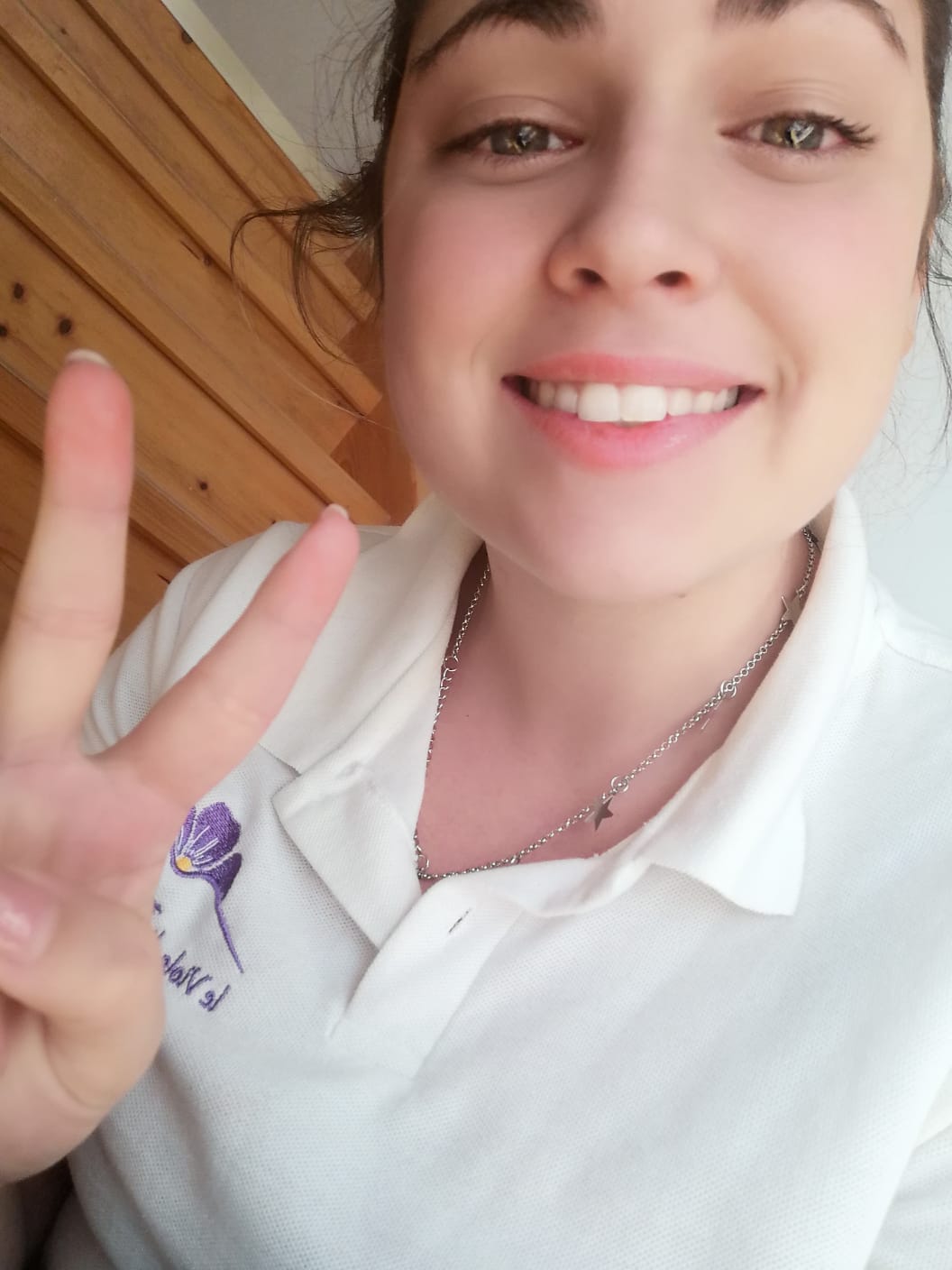 maria-pia-viola-segno-di-vittoria