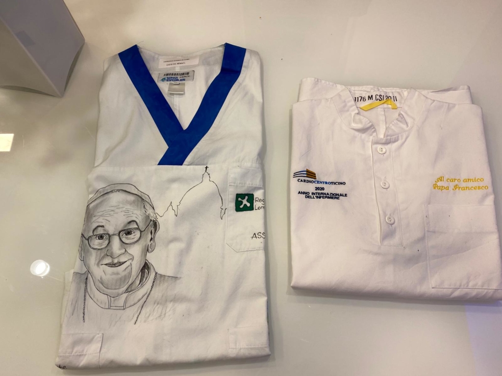 Le divise degli infermieri regalate al papa.