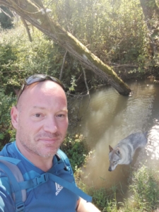 Valerio Mautone e un lupo sulla Via Francigena.