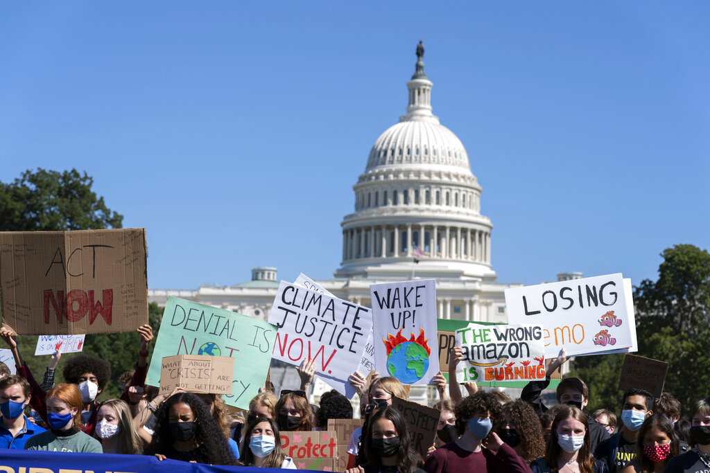 Protesta dei giovani a Washington (AP Photo/Jose Luis Magana)