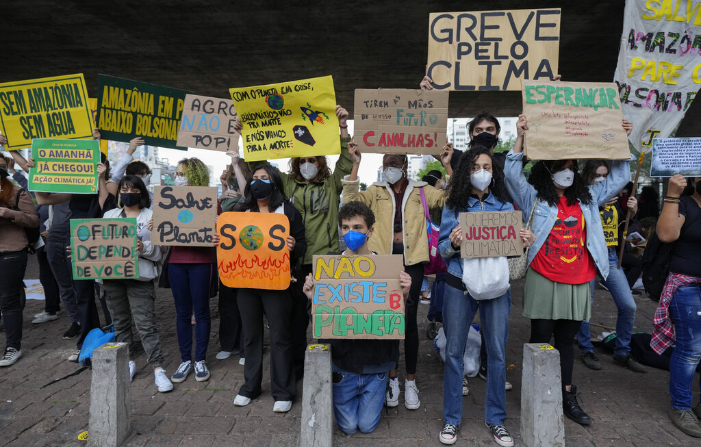 Protesta dei giovani a San Paolo (Brasile) - (AP Photo/Andre Penner)