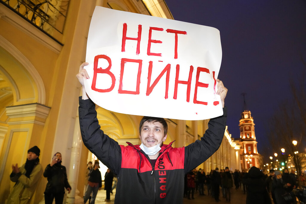 Un manifestante a san Pietroburgo con il cartello "No guerra" (AP Photo/Dmitri Lovetsky)