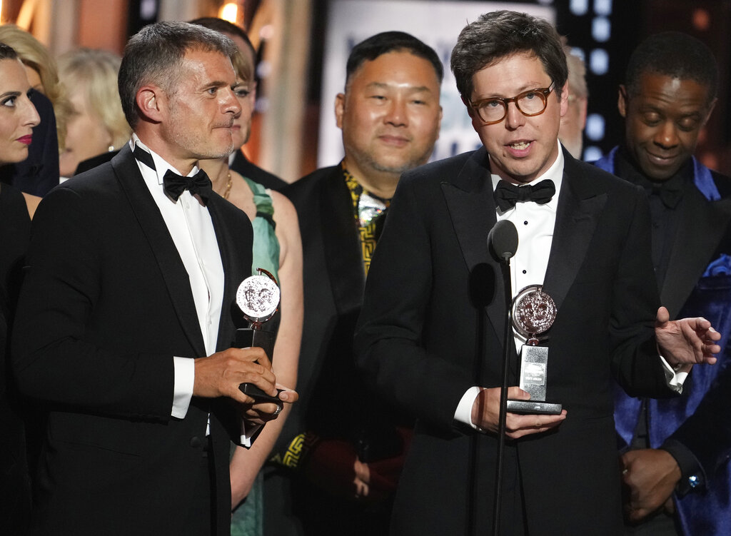 Il momento della premiazione di Stefano Massini (a sinistra), che vince i Tony Awards con "The Lehman Trilogy" (Photo by Charles Sykes/Invision/AP)