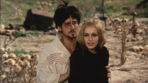 Vittorio Gassman con Catherine Spaak nel film Armata brancaleone (wikipedia)