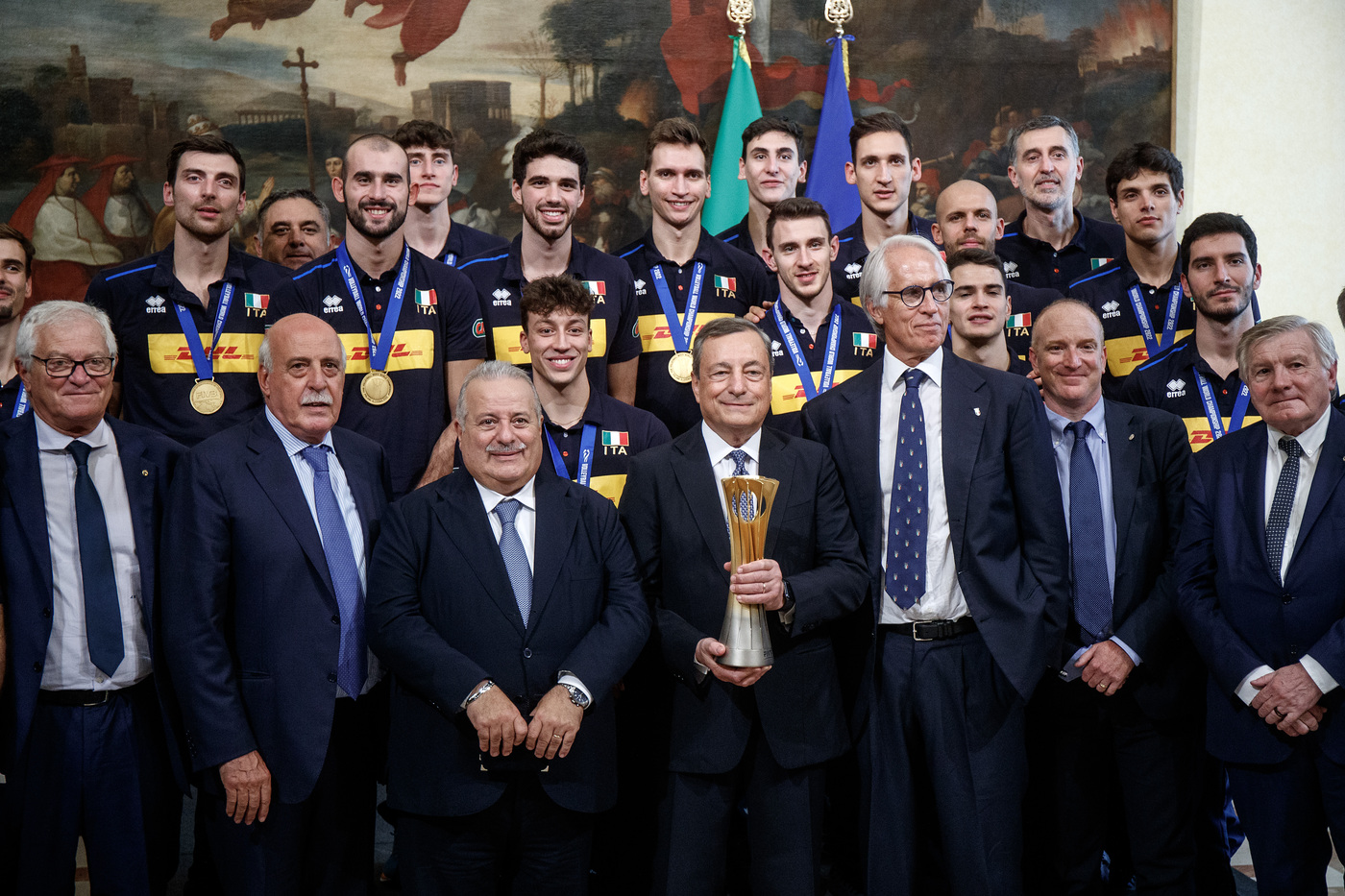 Il Presidente del Consiglio Mario Draghi riceve la nazionale di volley Campione del Mondo (La Presse)