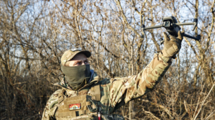 Droni ucraini e soldati russi che si arrendono