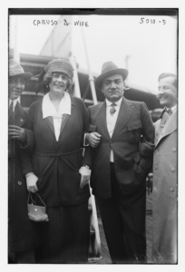 Caruso e la moglie Dorothy (Library of Congress - wikipedia)
