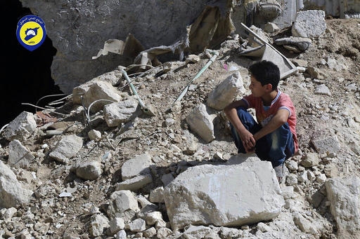 Bambini tra le vittime dei bombardamenti ad Aleppo in Siria foto Ap