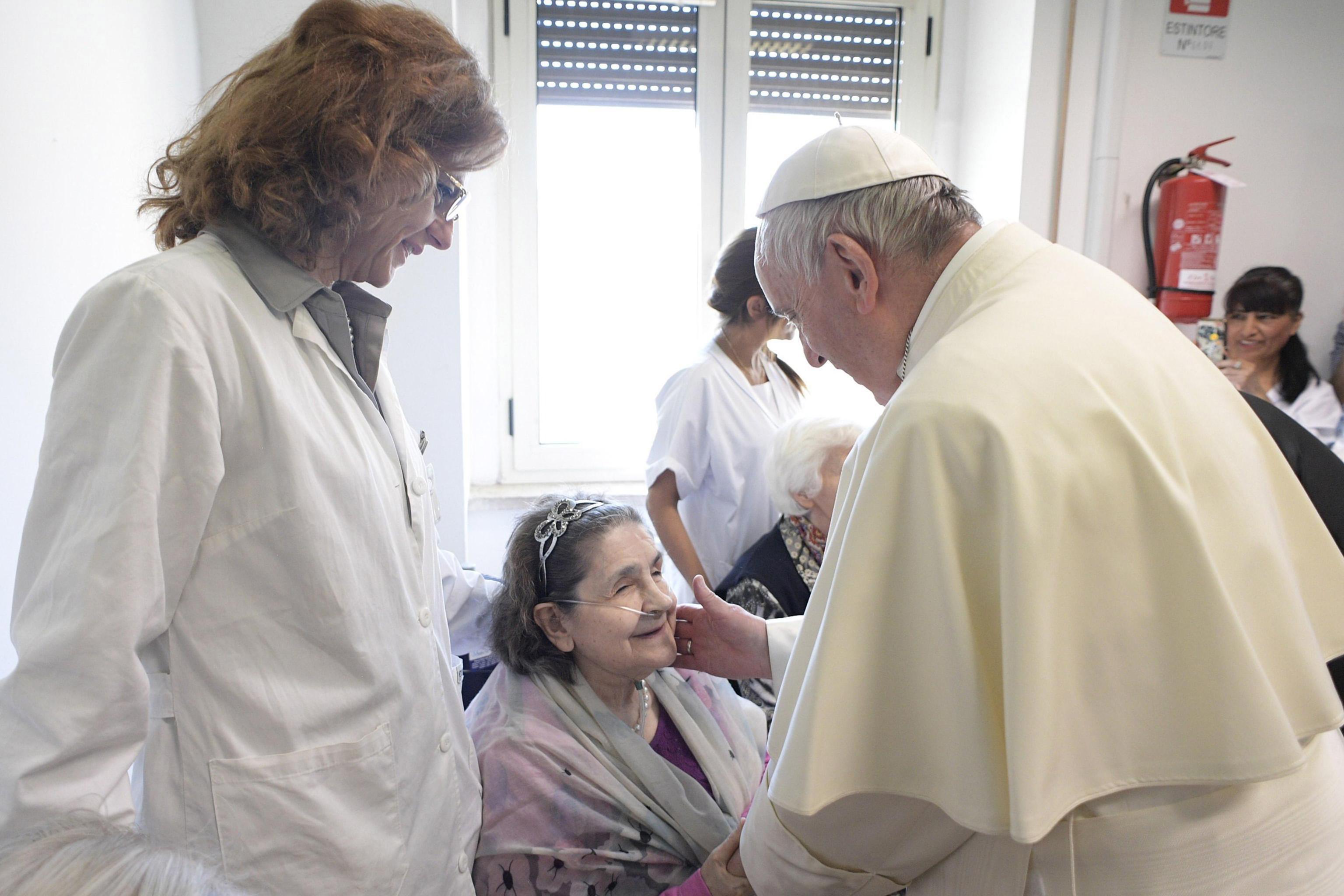 epa05881286 A  handout picture provided by the Vatican newspaper L'Osservatore Romano shows Pope Francis (R) during his visit to the Regional Center Sant'Alessio-Margherita di Savoia, in Rome, Italy, 31 March 2017. The Institute carries out activities aimed at social inclusion of the blind and visually impaired.  EPA/L'OSSERVATORE ROMANO HANDOUT  HANDOUT EDITORIAL USE ONLY/NO SALES
