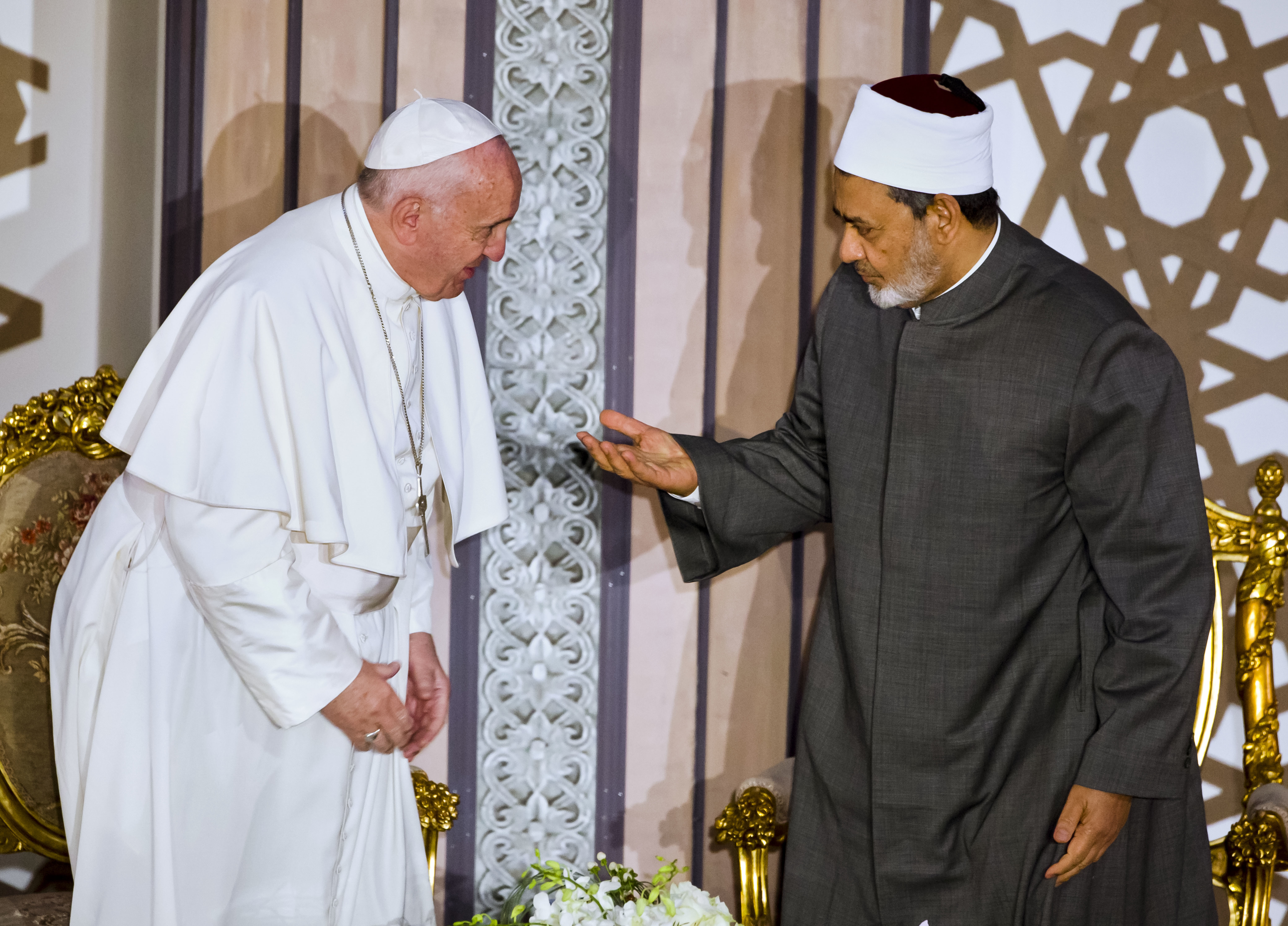 L'incontro tra papa Francesco e Sheikh Ahmed el-Tayeb,  Imam di Al-Azhar, al Cairo. Un significativo momento di dialogo tra mondo cristiano e mondo islamico (AP Photo/Amr Nabil)