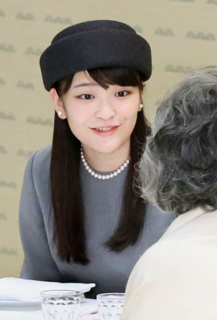 File photo taken in November 2016 shows Japanese Princess Mako, the first grandchild of Emperor Akihito and the elder daughter of Prince Akishino, chatting with a recipient of the Order of Culture at the Imperial Palace in Tokyo. (Kyodo)
==Kyodo