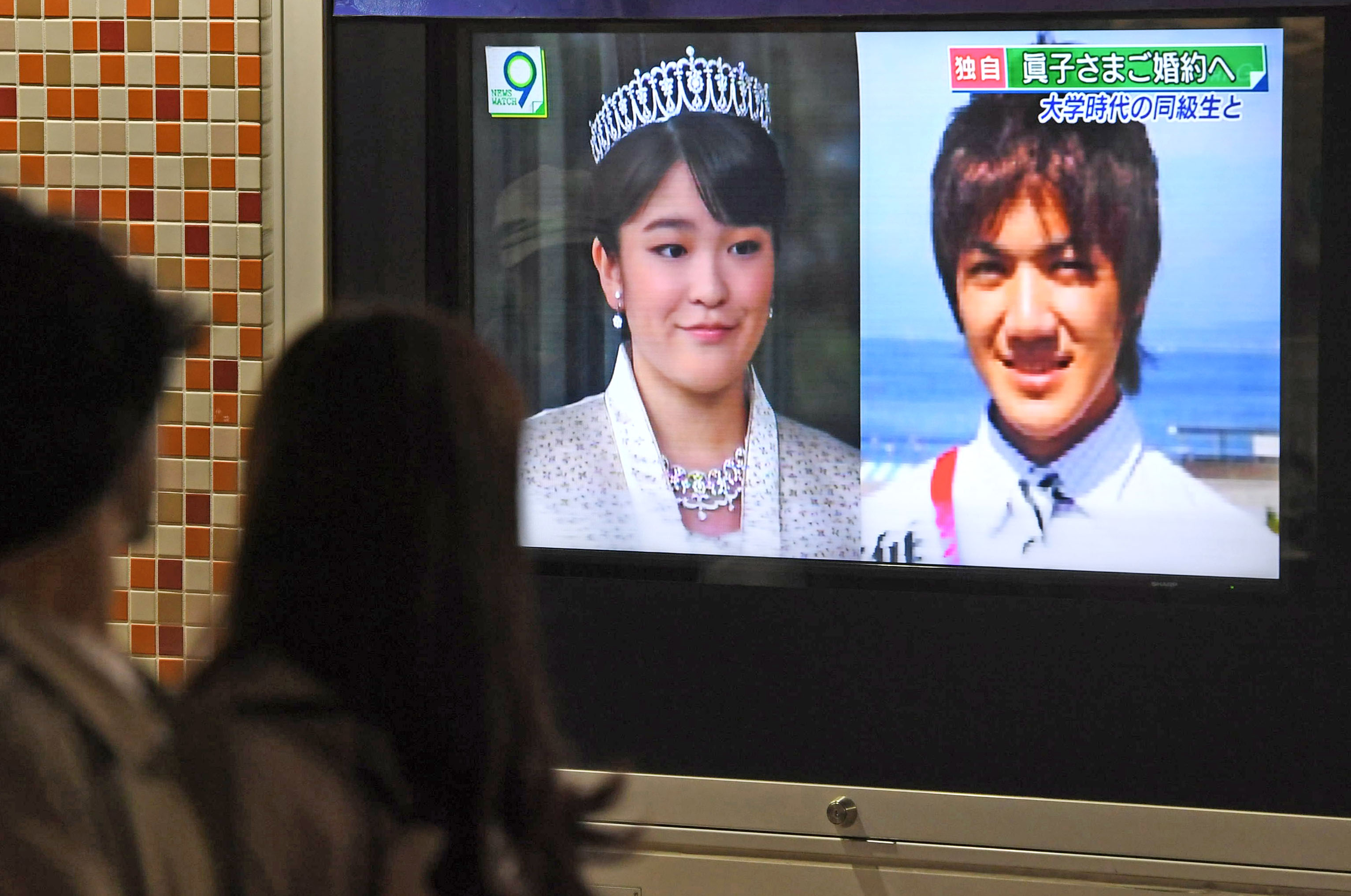 A street TV in Tokyo's Yurakucho area shows a news report saying that Princess Mako (L), the first grandchild of Japanese Emperor Akihito, will soon become engaged to Kei Komuro (R), a 25-year-old graduate student at Tokyo's Hitotsubashi University, on May 16, 2017. (Kyodo)
==Kyodo