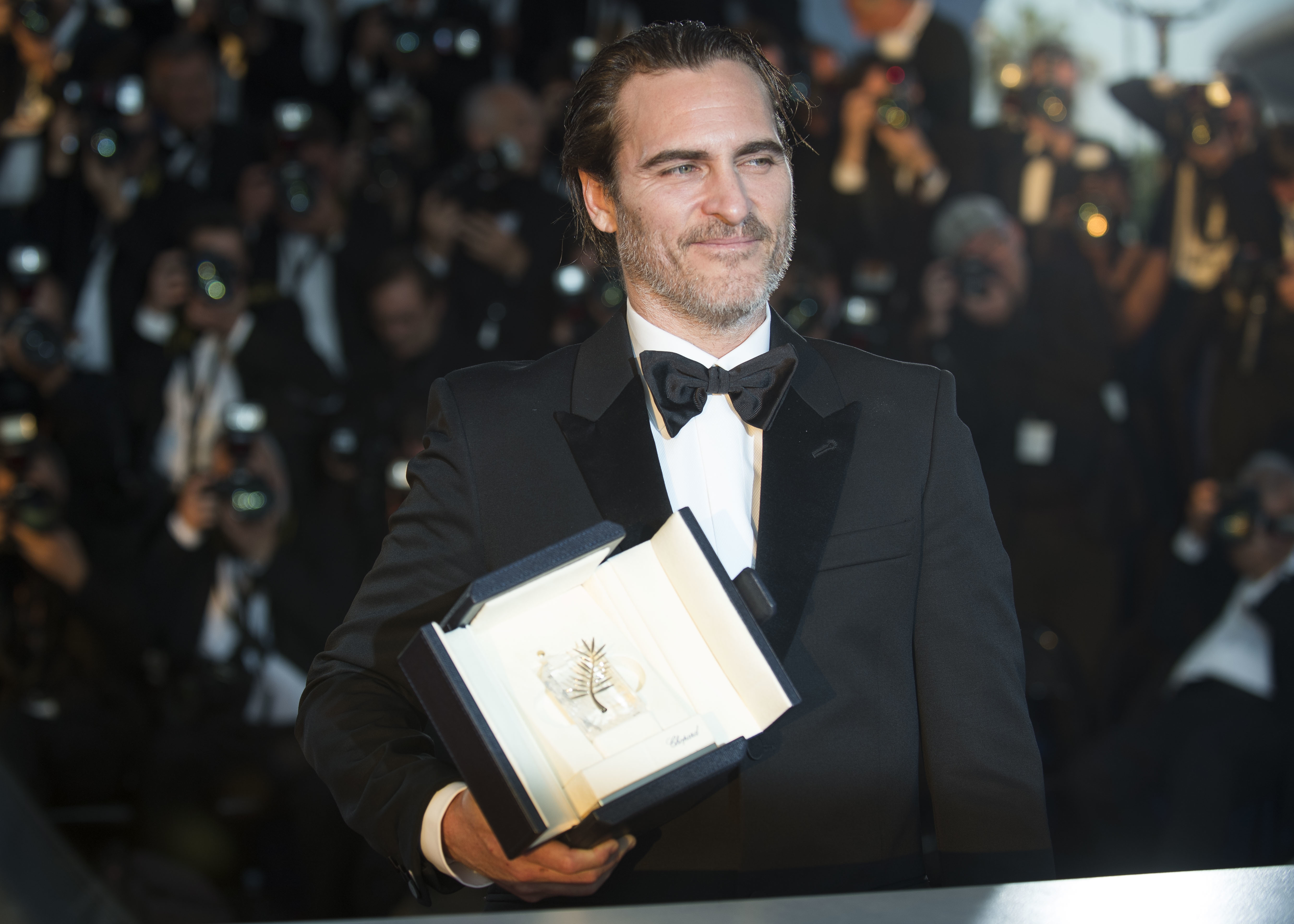 Actor Joaquin Phoenix with his Best Actor award for the film You Were Never Really Here poses for photographers during a photo call following the awards ceremony at the 70th international film festival, Cannes, southern France, Sunday, May 28, 2017. (Photo by Arthur Mola/Invision/AP)