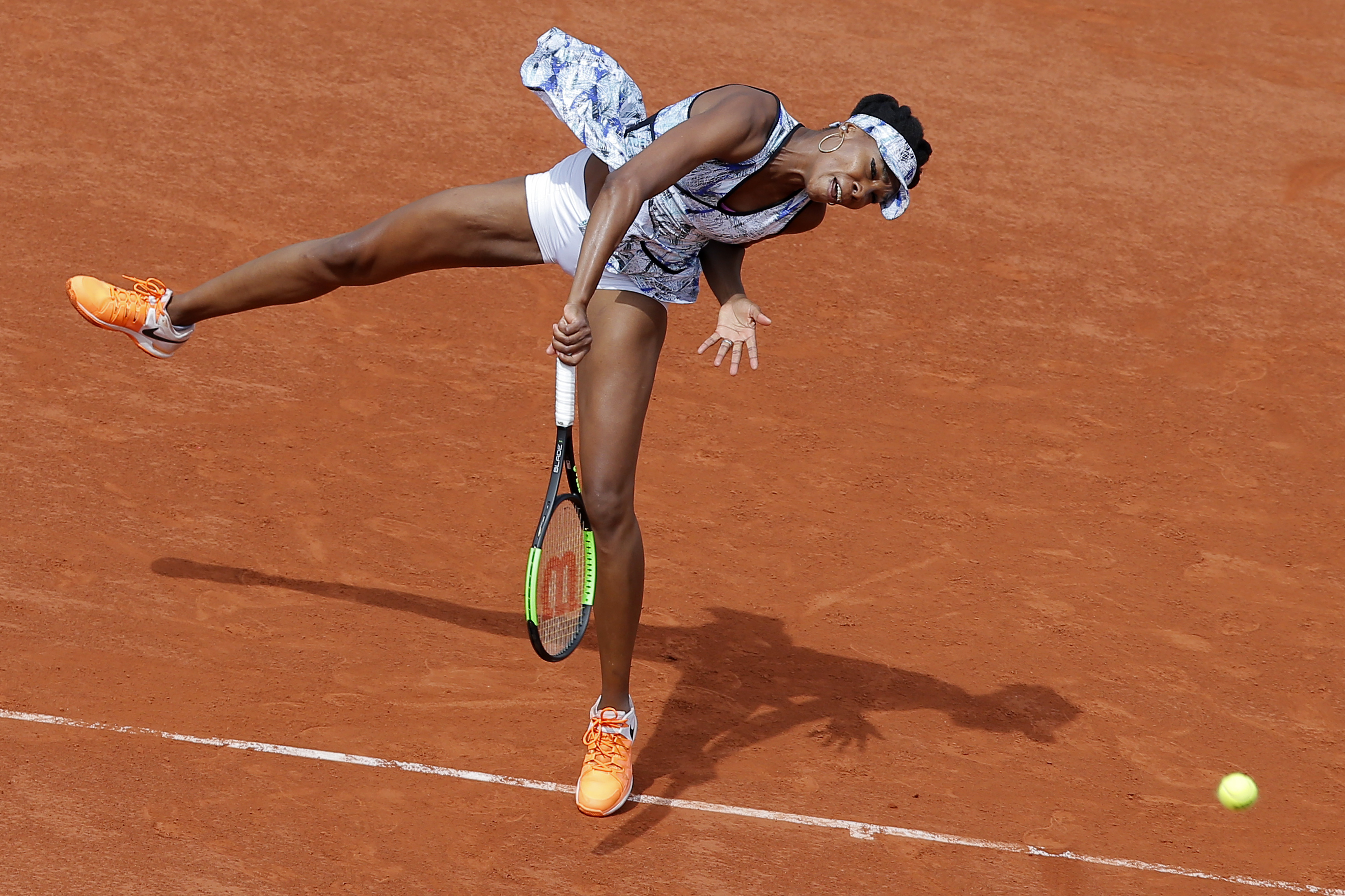 Venus Williams of the U.S. serves against Timea Bacsinszky of Switzerland during their fourth round match of the French Open tennis tournament at the Roland Garros stadium, in Paris, France. Sunday, June 4, 2017. (AP Photo/Michel Euler)