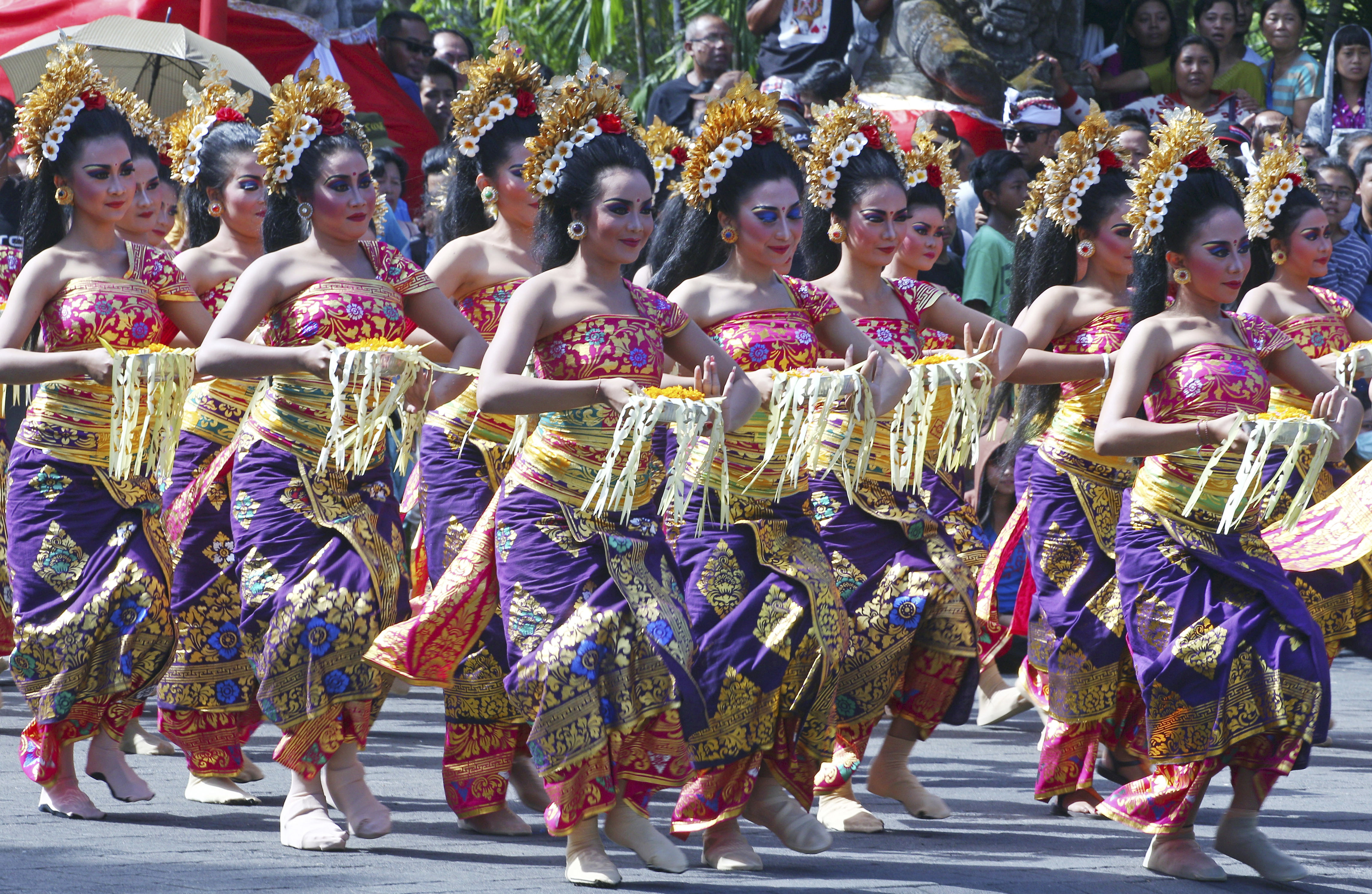Un'immagine del Bali Arts Festival, che si tiene ogni anno nell'isola. (AP Photo/Firdia Lisnawati)