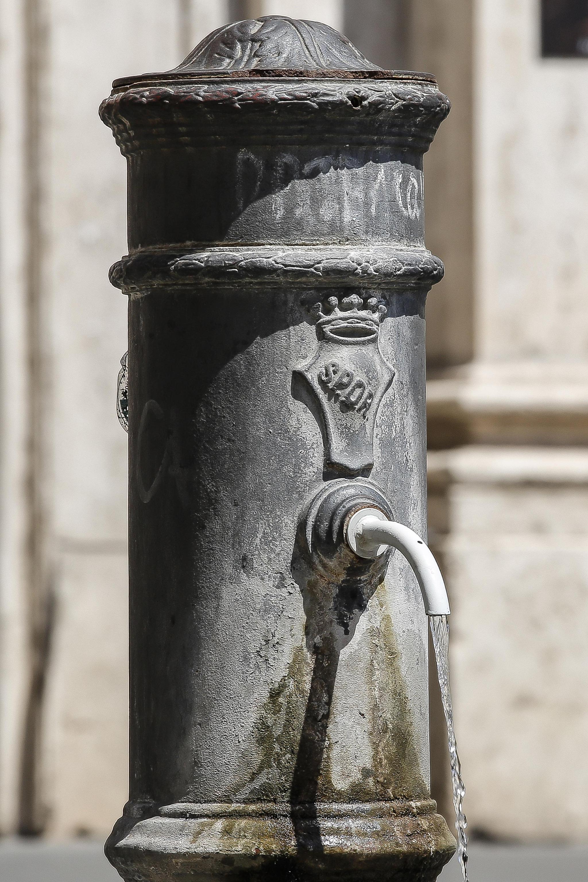 Una delle fontanelle pubbliche di Roma, meglio note come ''nasoni'', per le quali la giunta comunale guidata da Virginia Raggi sta valutando l'ipotesi di una chiusura parziale o totale a causa della siccità e dell'emergenza idrica. Roma, 26 giugno 2017. ANSA/GIUSEPPE LAMI