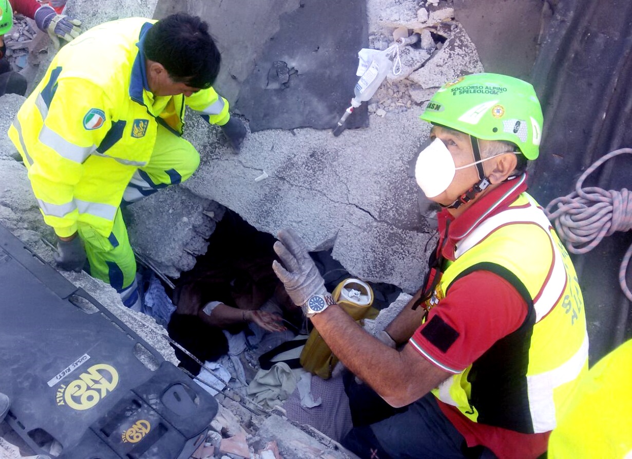 Squadre di soccorritori in azione ad Amatrice colpita dal terremoto
