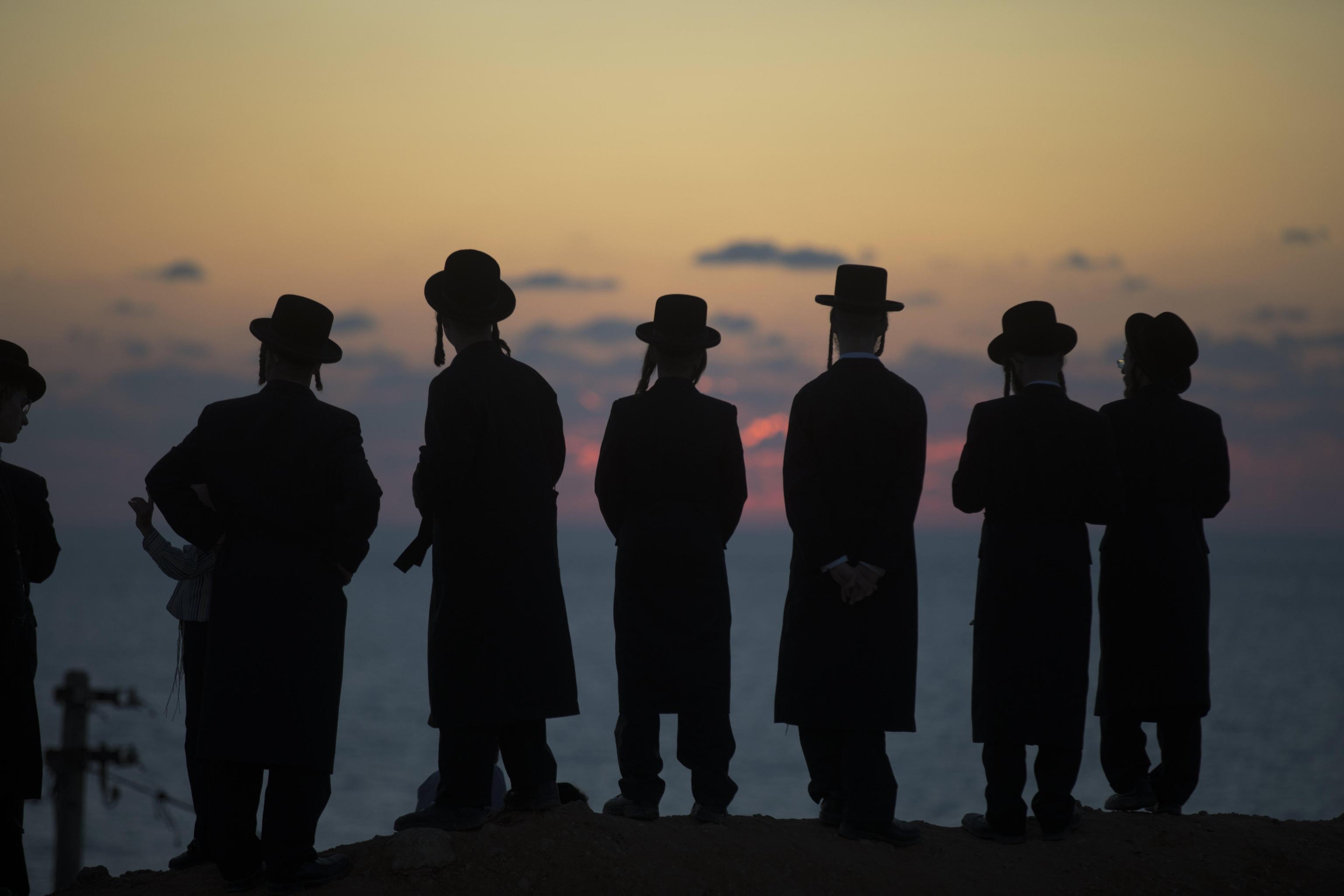 epa06232611 Ultra-Orthodox Jews perform a Jewish prayer named Tashlich a day ahead of Yom Kippur, on a hill overlooking the Mediterranean Sea, next to the Israeli city of Herzeliya, Israel, 28 September 2017. Yom Kippur begins at sunset of 29 September 2017 when the entire country comes to a standstill as people fast and spend much of the day in prayer till the evening of 30 September 2017.  EPA/ATEF SAFADI