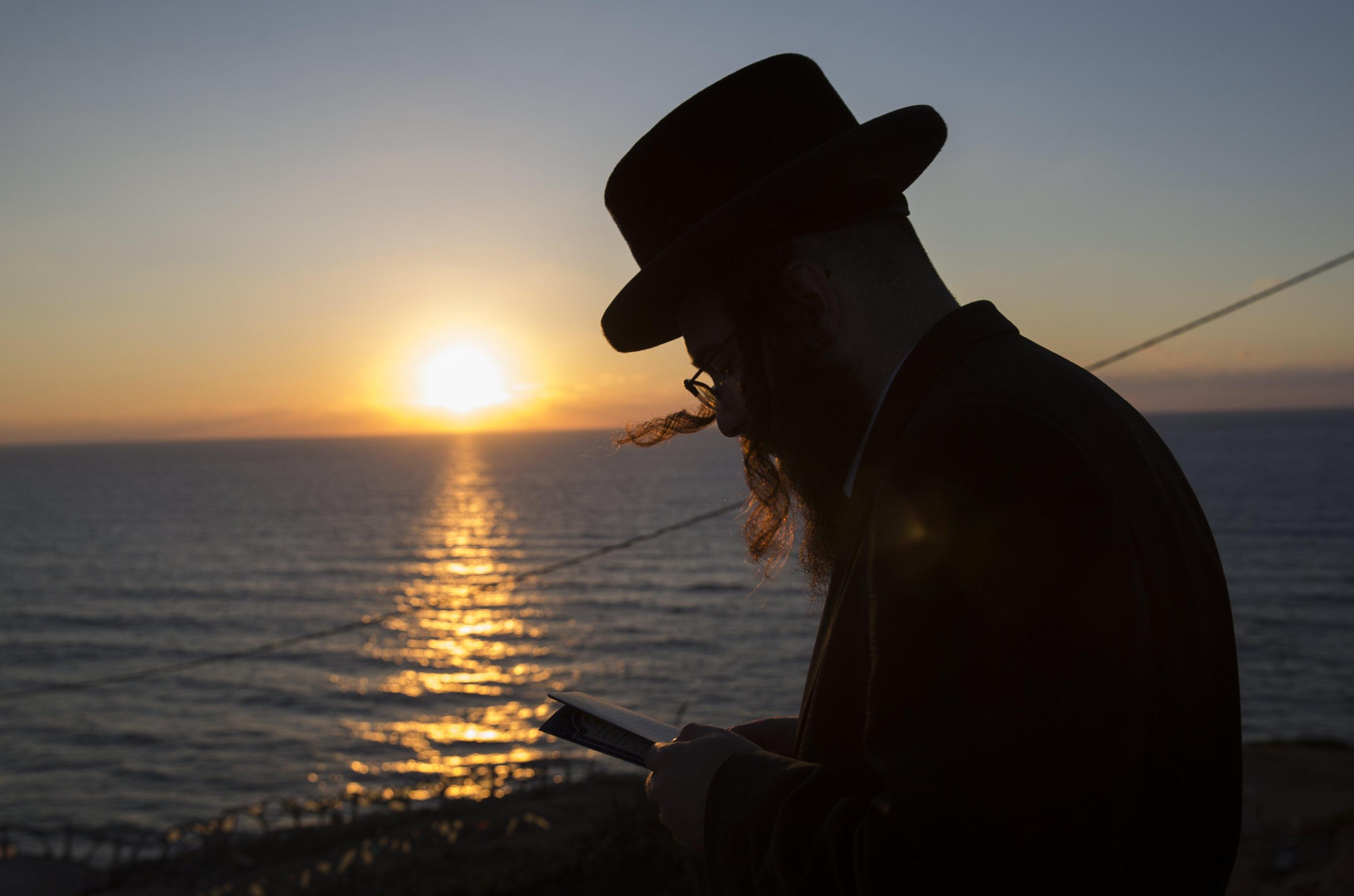 epa06232612 An Ultra-Orthodox Jew performs a Jewish prayer named Tashlich a day ahead of Yom Kippur, on a hill overlooking the Mediterranean Sea, next to the Israeli city of Herzeliya, Israel, 28 September 2017. Yom Kippur begins at sunset of 29 September 2017 when the entire country comes to a standstill as people fast and spend much of the day in prayer till the evening of 30 September 2017.  EPA/ATEF SAFADI